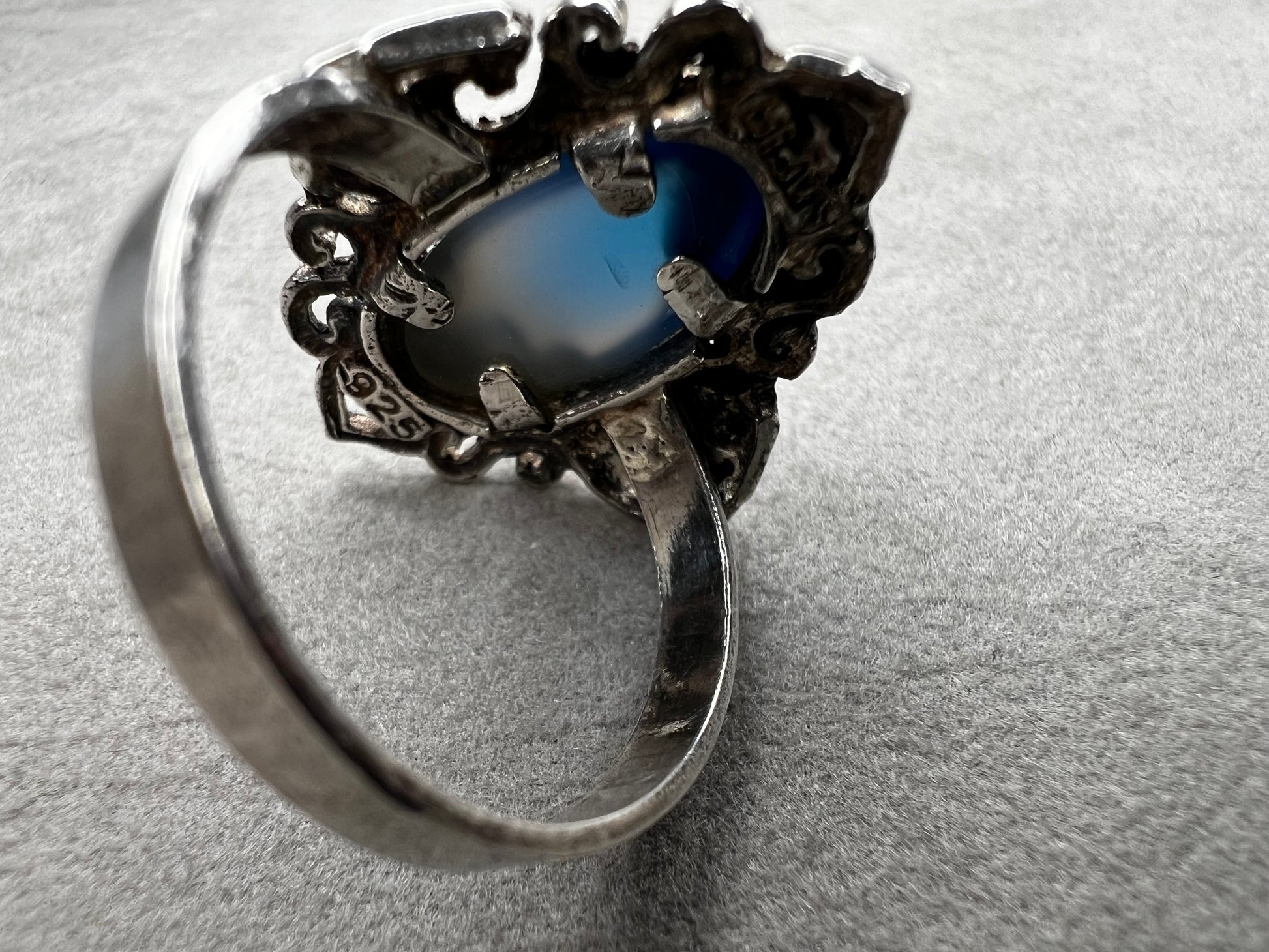 Discover timeless elegance with this vintage sterling silver ring, showcasing an intricate filigree design that gracefully frames a luminous moonstone. The delicate metalwork and soft, ethereal glow of the moonstone create a sophisticated piece perfect for everyday wear or special occasions.