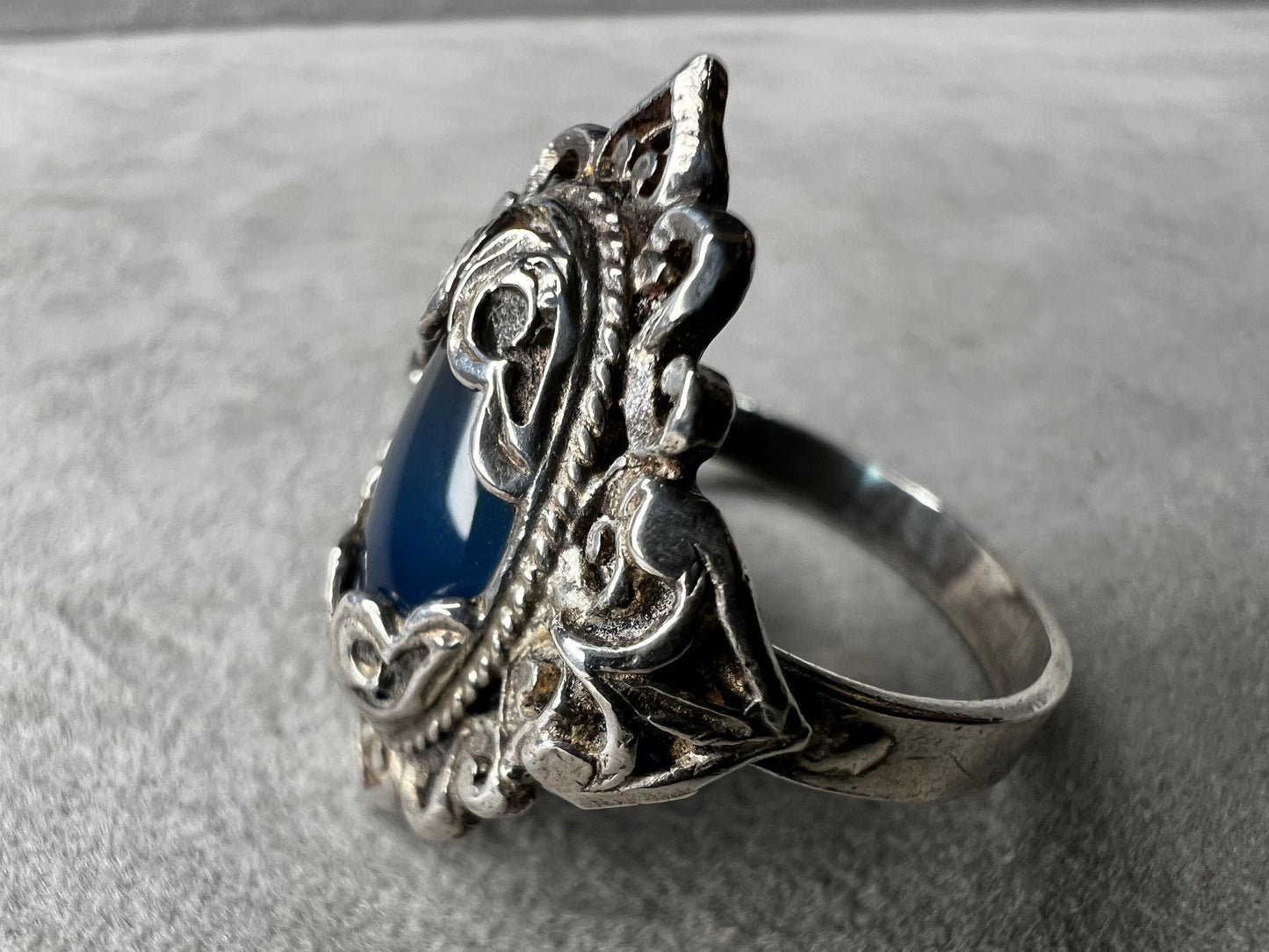 Discover timeless elegance with this vintage sterling silver ring, showcasing an intricate filigree design that gracefully frames a luminous moonstone. The delicate metalwork and soft, ethereal glow of the moonstone create a sophisticated piece perfect for everyday wear or special occasions.