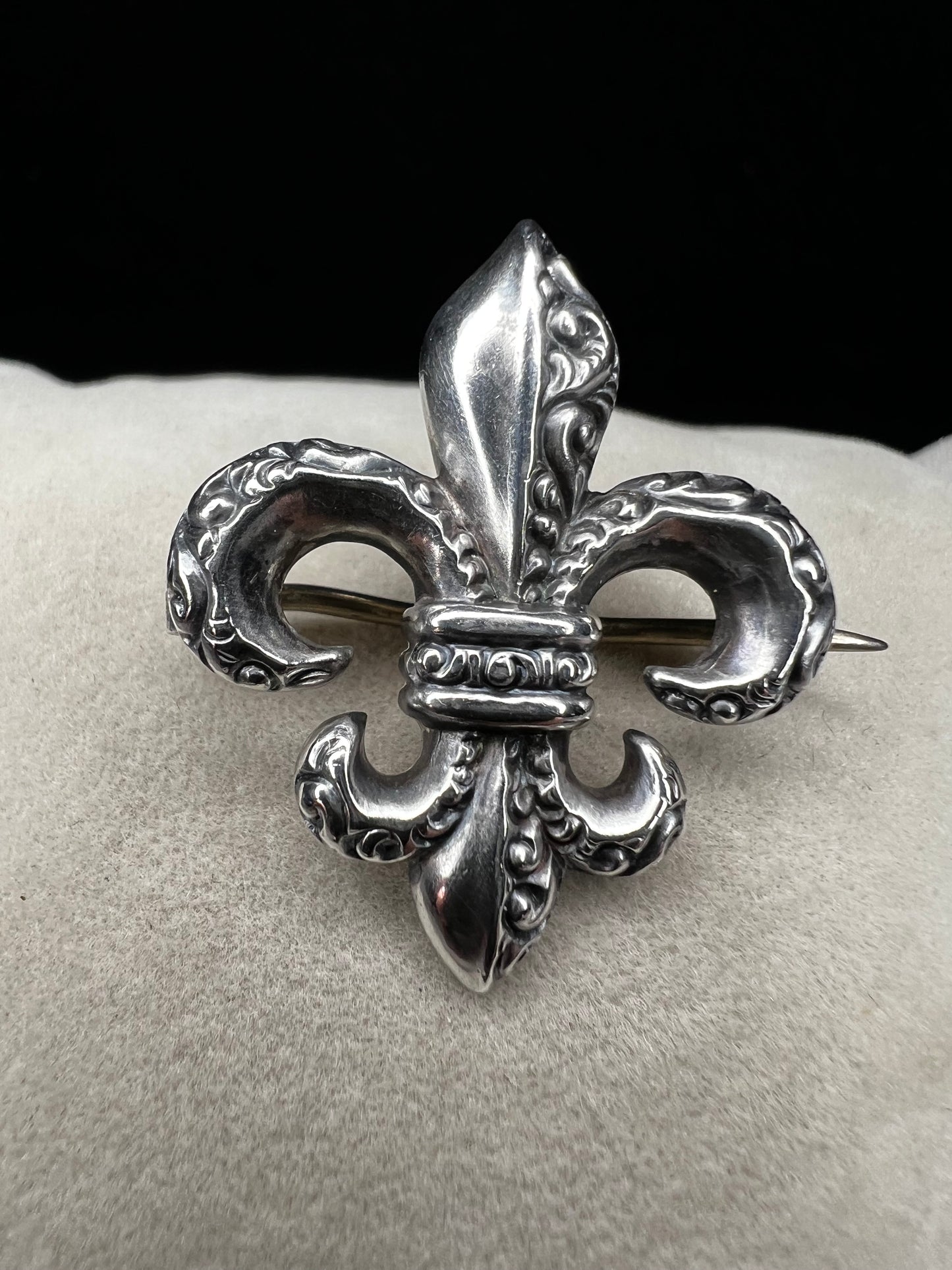Elevate your vintage jewelry collection with this exquisite sterling silver Fleur De Lis brooch. Crafted with meticulous detail work, this timeless pin showcases the classic French symbol in sterling silver. Perfect for adding sophistication to any outfit or displaying as a treasured collectible.