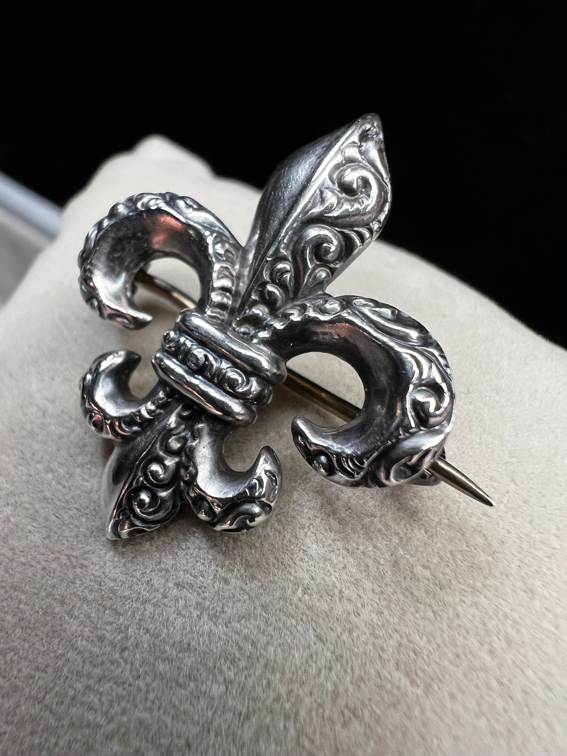 Elevate your vintage jewelry collection with this exquisite sterling silver Fleur De Lis brooch. Crafted with meticulous detail work, this timeless pin showcases the classic French symbol in sterling silver. Perfect for adding sophistication to any outfit or displaying as a treasured collectible.