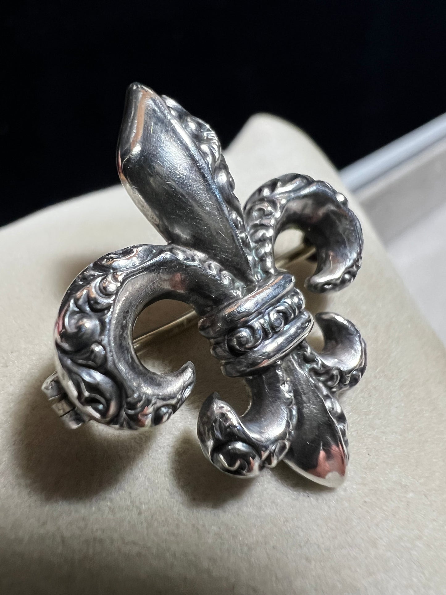 Elevate your vintage jewelry collection with this exquisite sterling silver Fleur De Lis brooch. Crafted with meticulous detail work, this timeless pin showcases the classic French symbol in sterling silver. Perfect for adding sophistication to any outfit or displaying as a treasured collectible.