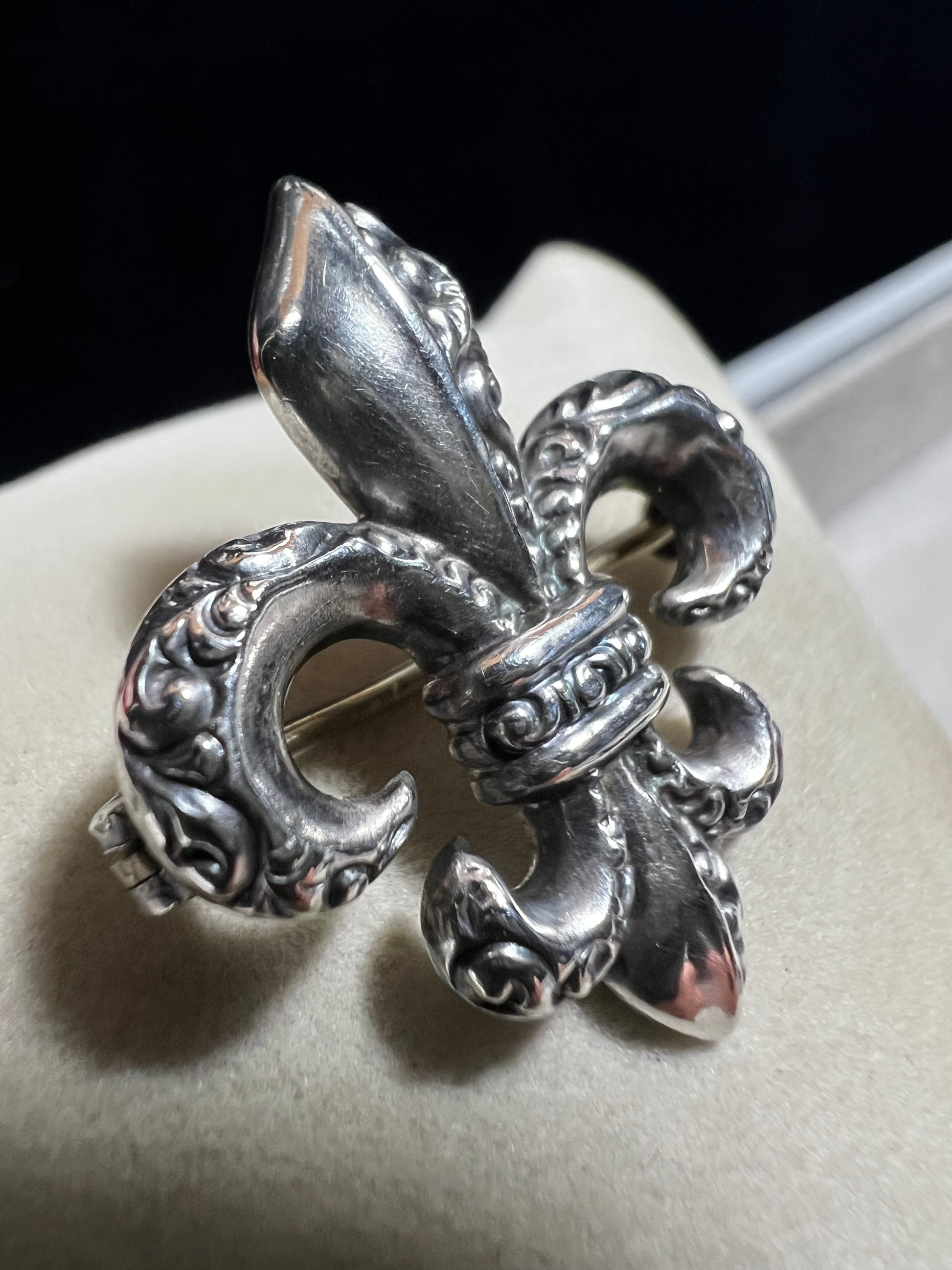 Elevate your vintage jewelry collection with this exquisite sterling silver Fleur De Lis brooch. Crafted with meticulous detail work, this timeless pin showcases the classic French symbol in sterling silver. Perfect for adding sophistication to any outfit or displaying as a treasured collectible.