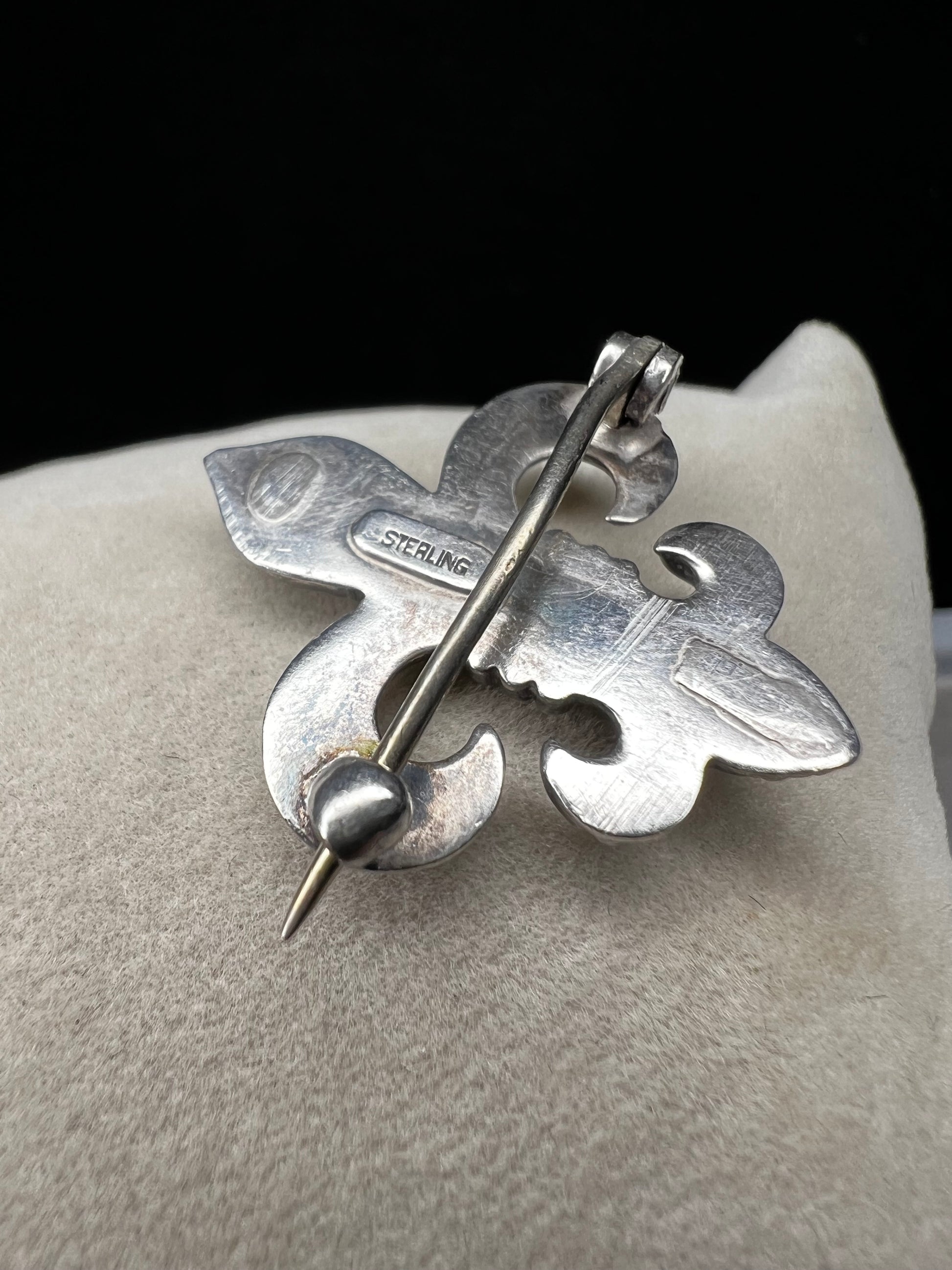 Elevate your vintage jewelry collection with this exquisite sterling silver Fleur De Lis brooch. Crafted with meticulous detail work, this timeless pin showcases the classic French symbol in sterling silver. Perfect for adding sophistication to any outfit or displaying as a treasured collectible.