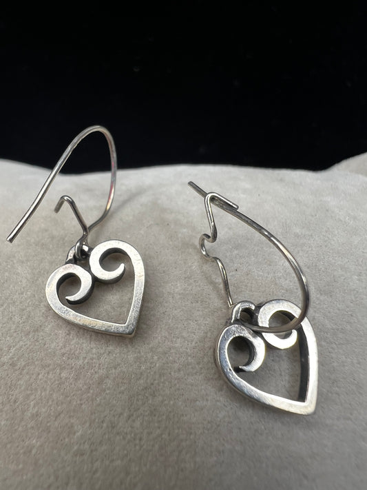 These sterling silver heart earrings are expertly crafted from solid sterling silver. With the trusted Avery name, they offer reliable quality and a classic design that adds a delicate, elegant touch to any outfit.