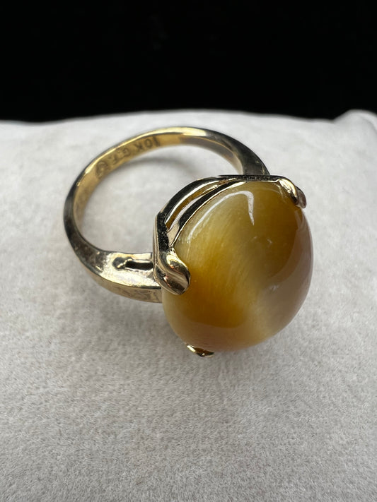 This 10 karat gold filled ring features a beautiful Tiger's Eye cabochon. Perfect for adding some sophistication to your outfit.
