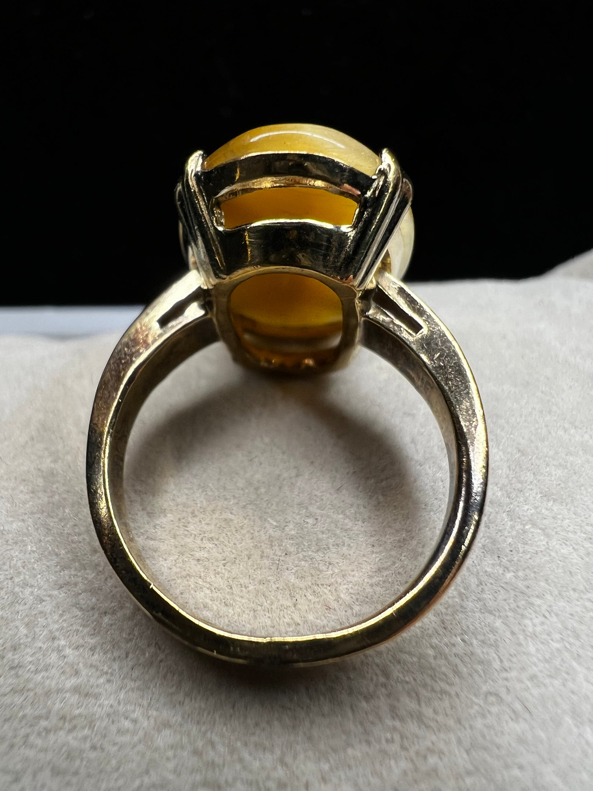 This 10 karat gold filled ring features a beautiful Tiger's Eye cabochon. Perfect for adding some sophistication to your outfit.