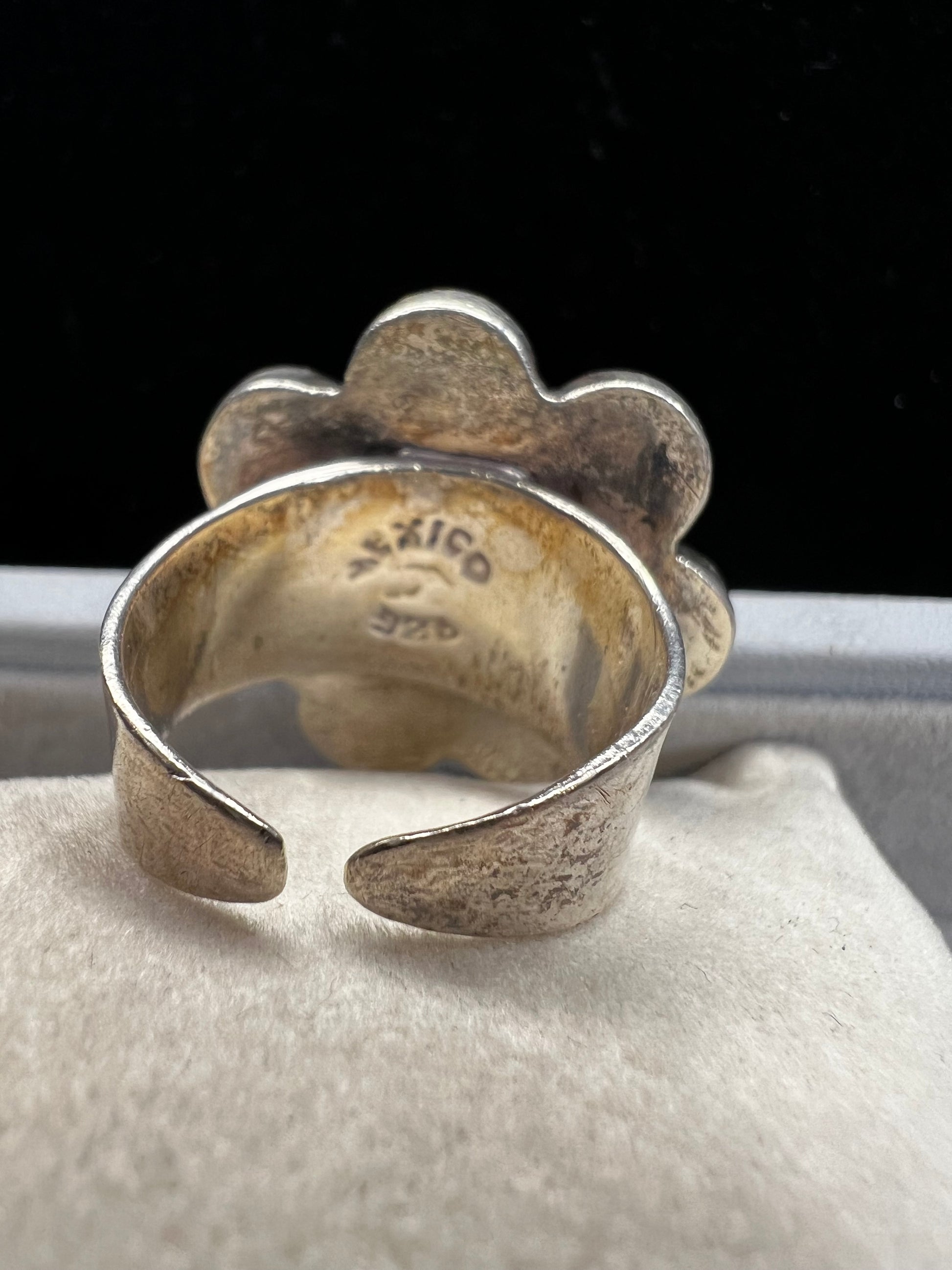 Crafted from sterling silver, this vintage Mexican ring features a distinctive design that highlights traditional artistry. Its bubble motif adds texture and depth, making it a unique accessory.