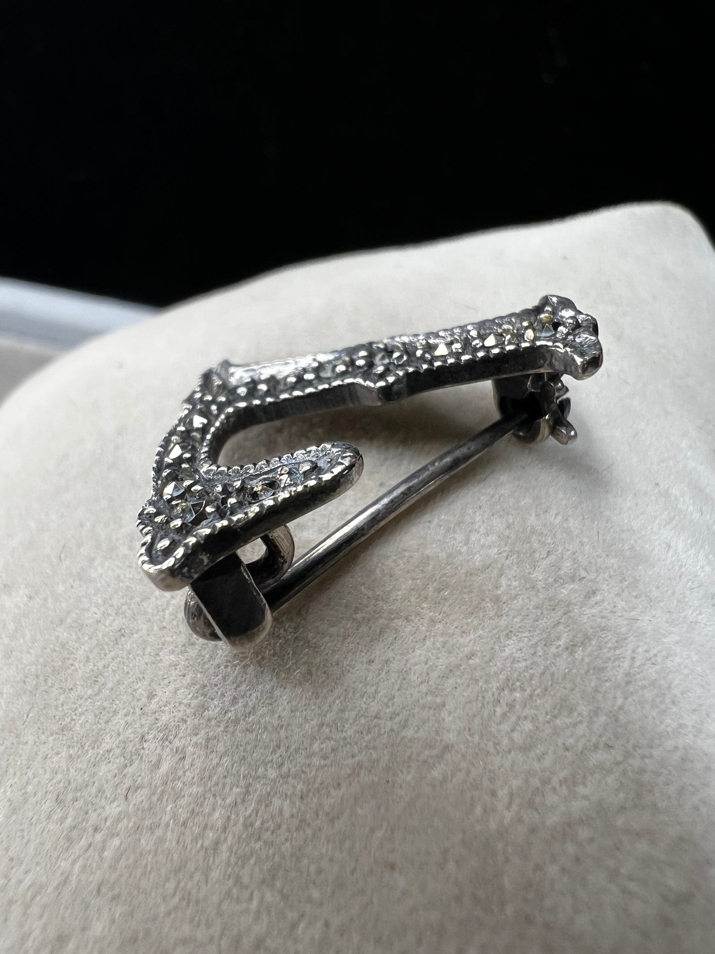 This sterling silver and marcasite pin shaped like an "L" adds a subtle, timeless vintage charm to any outfit. Its delicate design offers a perfect way to personalize your look with a touch of classic elegance.