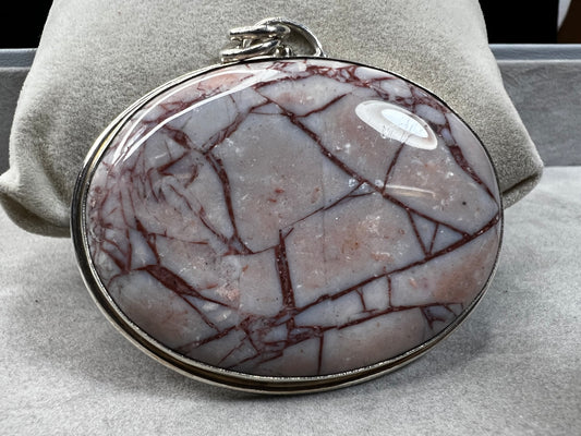 This large natural spiderweb jasper stone is beautifully set in a sterling silver frame, enhanced with a double jump ring for extra durability. Perfect for adding a touch of natural elegance to your everyday look.