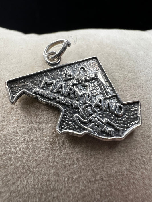 Celebrate Maryland’s rich heritage and the iconic Chesapeake Bay with this sterling silver charm. This piece will be a meaningful addition to any collection or a distinguished gift for those who appreciate Maryland’s unique charm.
