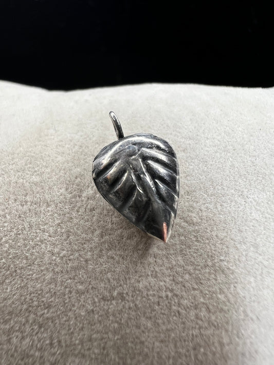 This sterling silver puffed leaf charm features delicate detailing on both sides, adding a subtle touch of nature-inspired elegance to your jewelry. Designed to be attached easily with a jump ring, it’s perfect for customizing your bracelet or necklace with a meaningful accent.