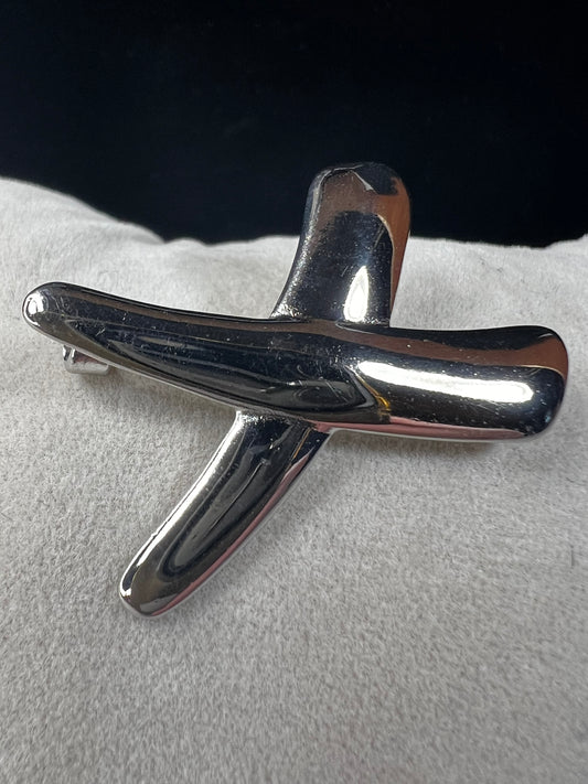 Crafted from sterling silver, this brooch features a simple, modern design that effortlessly enhances any outfit. Perfect for adding a subtle touch of style every day.