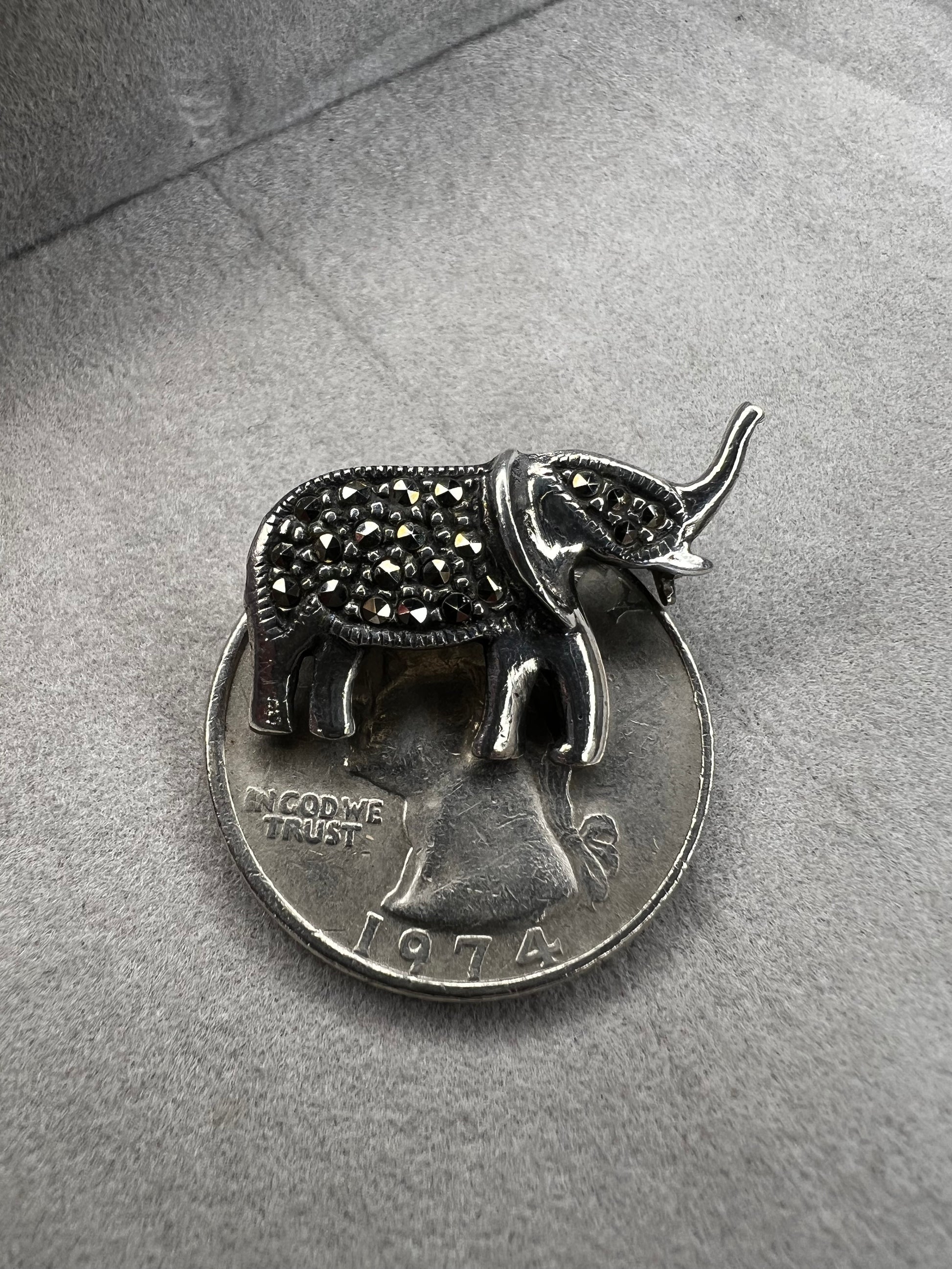 This charming vintage sterling silver elephant brooch features delicate marcasite accents that catch the light beautifully. Measuring 1 inch, it’s a subtle yet elegant accessory that adds a touch of sparkle and personality to any outfit.