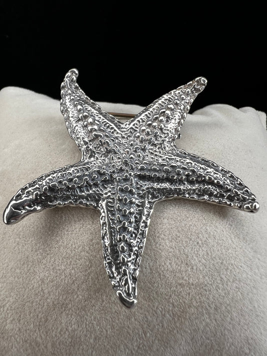 This sterling silver starfish brooch captures the essence of summer with its delicate craftsmanship. Inspired by the beauty of Mexico’s coastal charm, it’s a perfect accessory to brighten your warm-weather outfits or to give to someone who loves the sea.