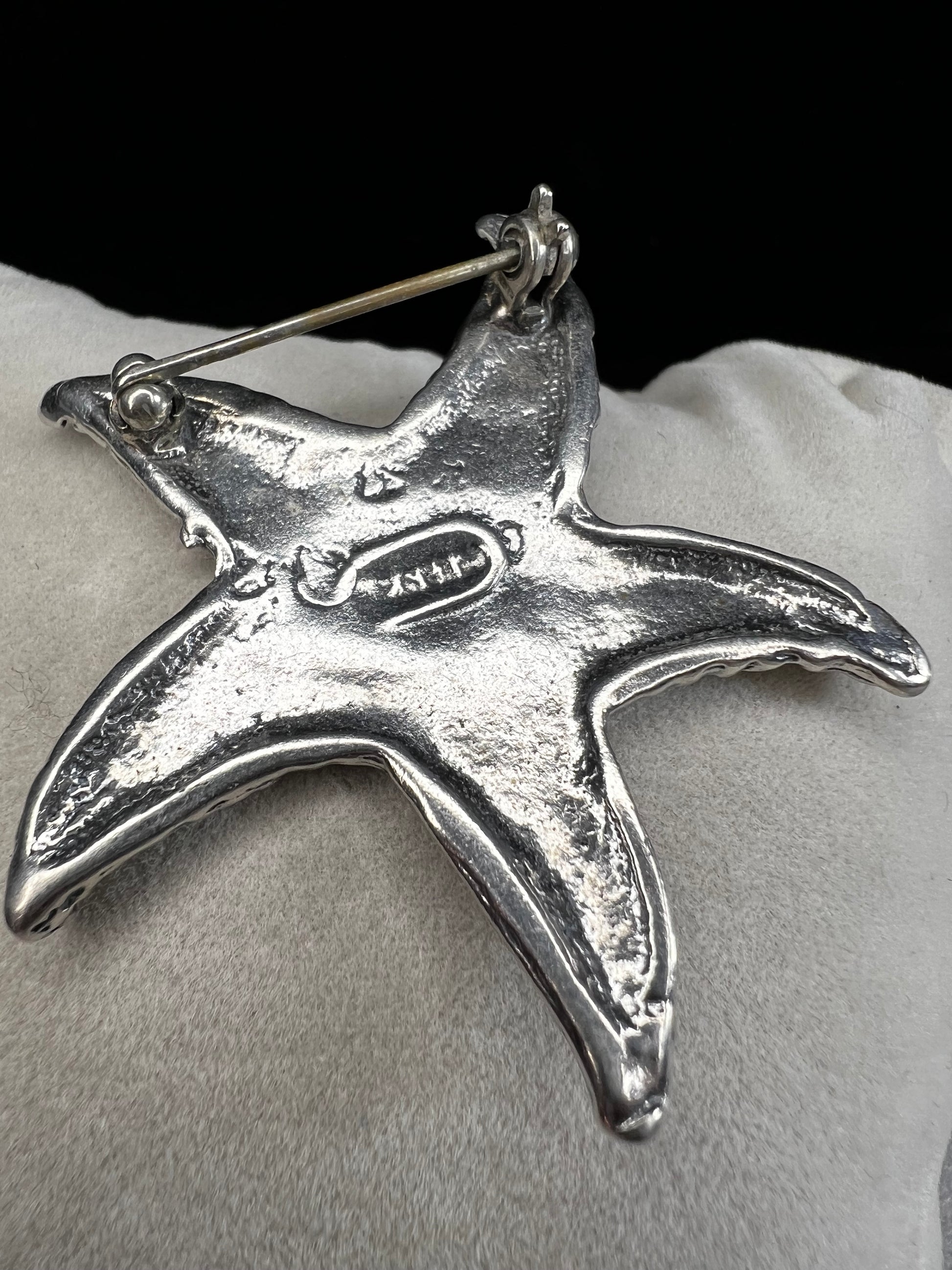 This sterling silver starfish brooch captures the essence of summer with its delicate craftsmanship. Inspired by the beauty of Mexico’s coastal charm, it’s a perfect accessory to brighten your warm-weather outfits or to give to someone who loves the sea.