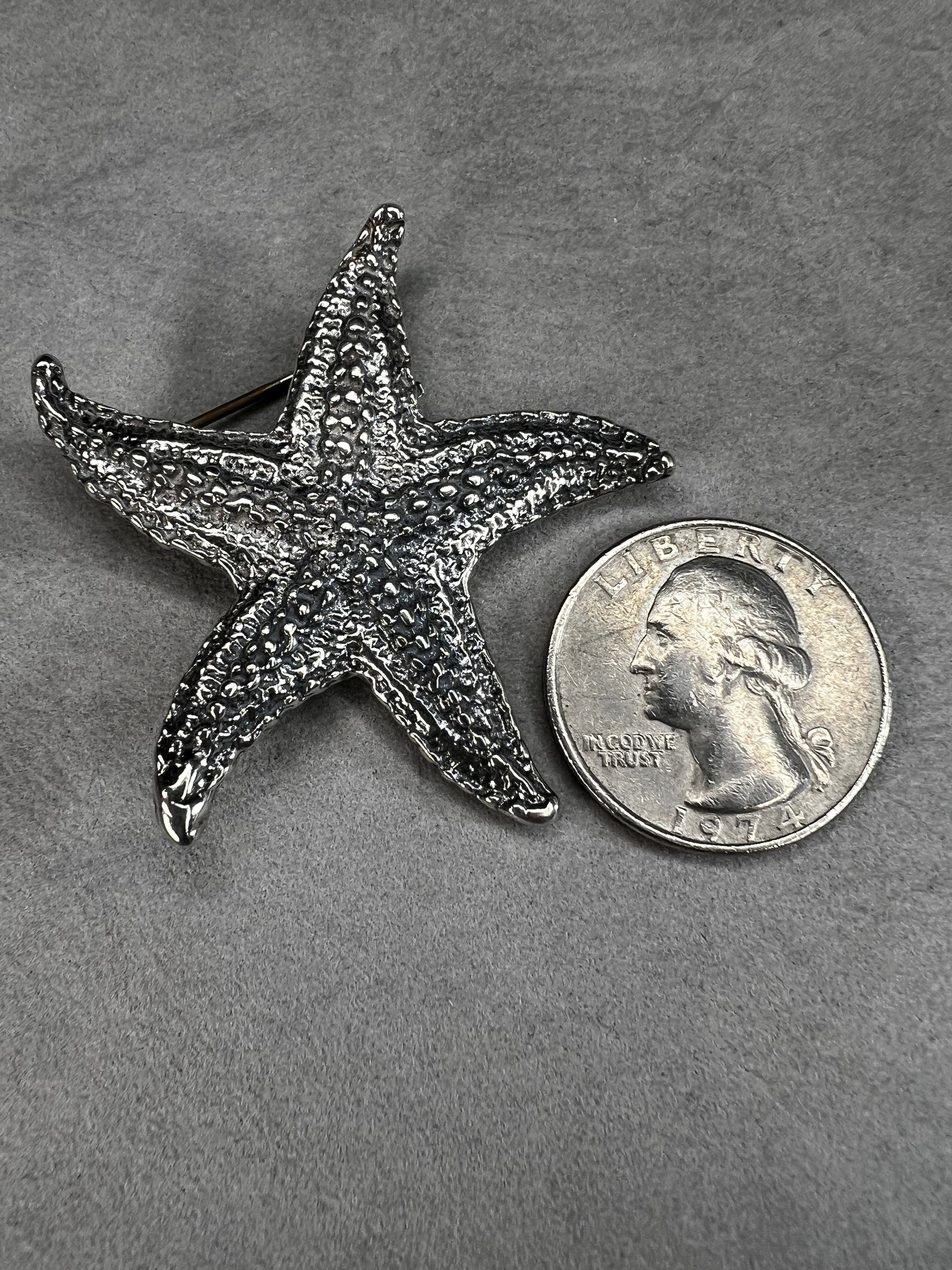 This sterling silver starfish brooch captures the essence of summer with its delicate craftsmanship. Inspired by the beauty of Mexico’s coastal charm, it’s a perfect accessory to brighten your warm-weather outfits or to give to someone who loves the sea.