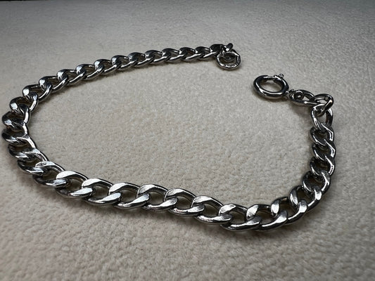 Add timeless elegance to your collection with this vintage Danecraft sterling silver bracelet. It offers a comfortable fit and classic style that suits any occasion.