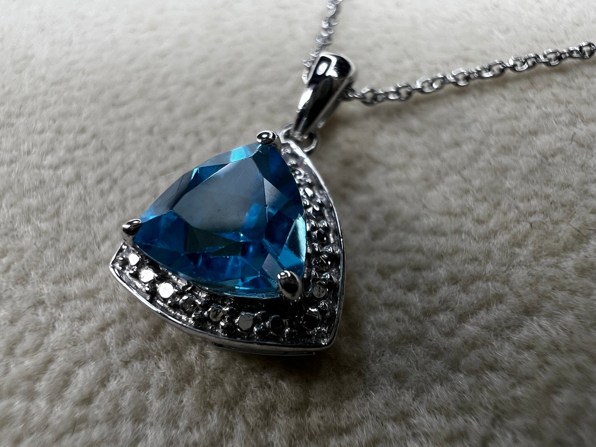 This 18" sterling silver chain paired with a petite blue topaz pendant offers a vibrant pop of color without overwhelming your look. Crafted for elegance and subtlety, it adds a refined sparkle that complements any outfit.