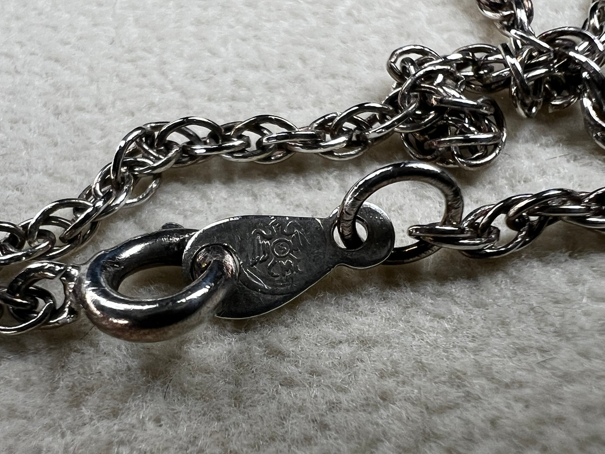 This vintage 24" Mexican sterling silver rope chain is crafted for strength and durability. Its classic design makes it an ideal choice to wear alone or paired with your favorite pendant.