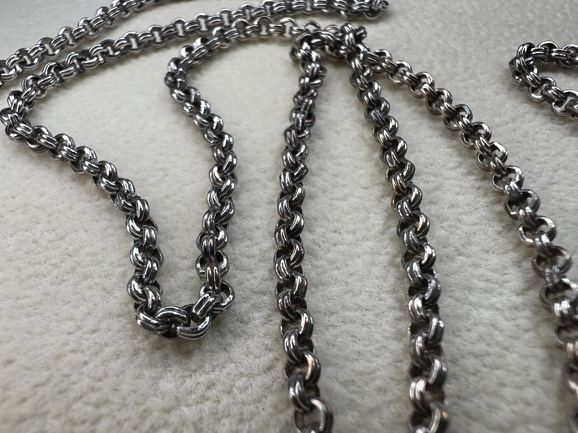 This sterling silver chain features a robust double spiral pattern, offering both durability and sophisticated style. Measuring 30 inches, it stands out equally as a solo accessory or when adorned with a pendant.