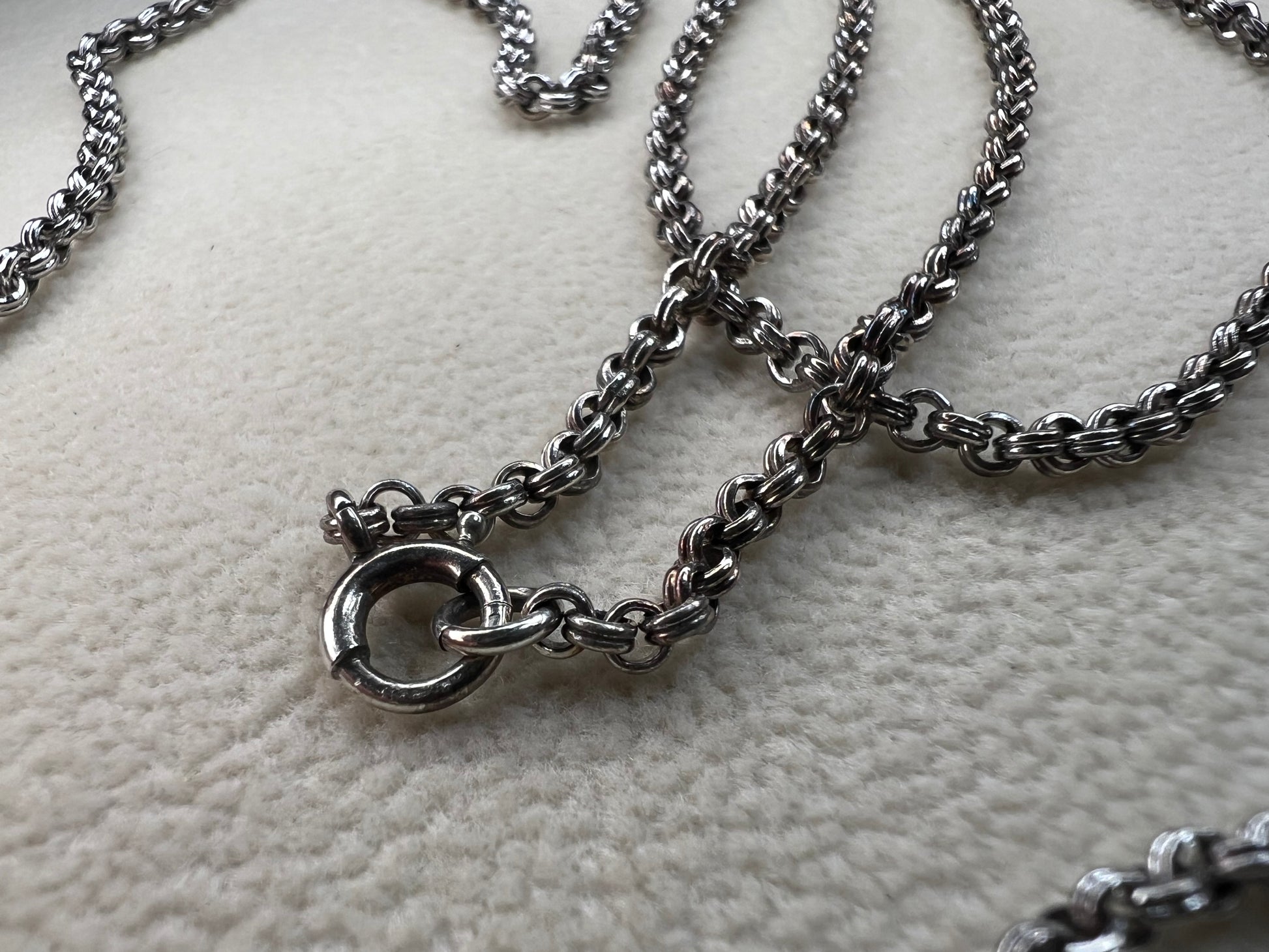 This sterling silver chain features a robust double spiral pattern, offering both durability and sophisticated style. Measuring 30 inches, it stands out equally as a solo accessory or when adorned with a pendant.