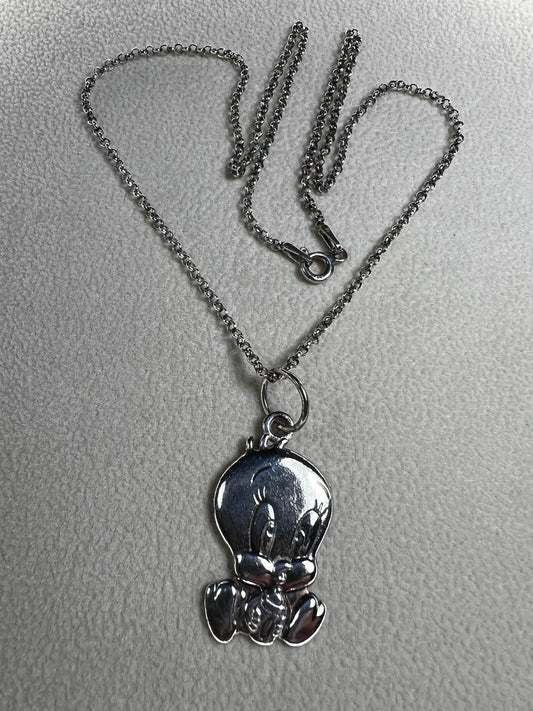 This vintage 16" sterling silver Baby Tweety Bird pendant necklace blends nostalgic charm with timeless style. Paired perfectly with a vintage Italian chain, the pendant creates a delightful Looney Tunes-inspired look that’s both playful and elegant. Ideal for adding a unique, vintage touch to your everyday wardrobe.