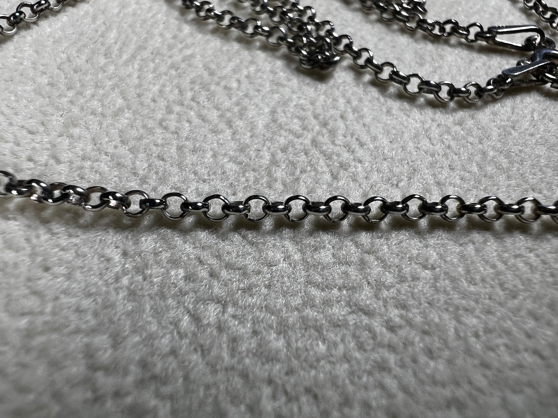 This vintage 16" sterling silver Baby Tweety Bird pendant necklace blends nostalgic charm with timeless style. Paired perfectly with a vintage Italian chain, the pendant creates a delightful Looney Tunes-inspired look that’s both playful and elegant. Ideal for adding a unique, vintage touch to your everyday wardrobe.