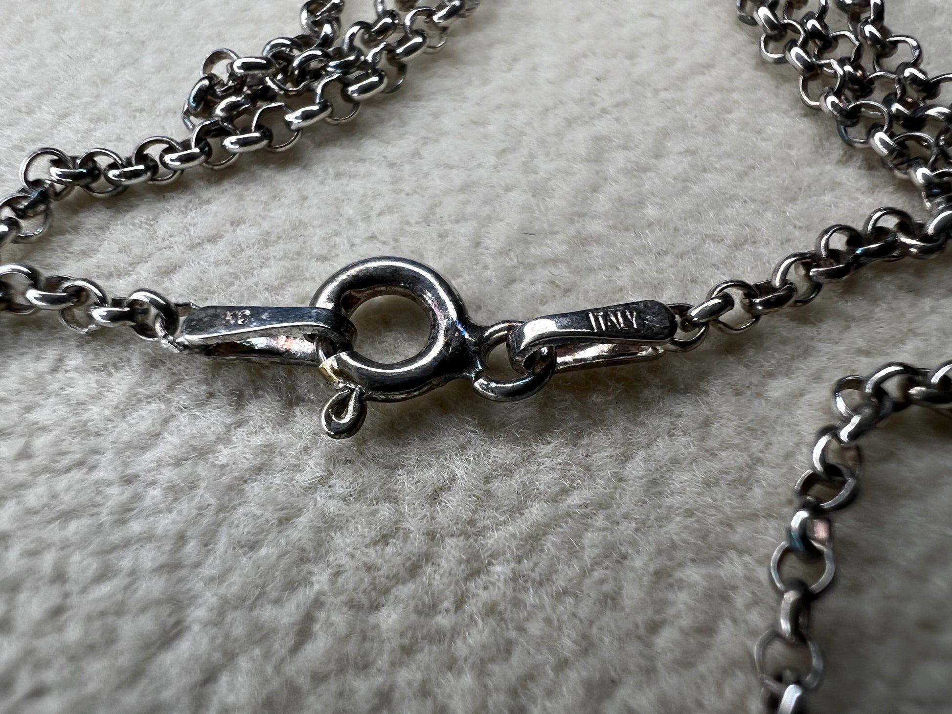 This vintage 16" sterling silver Baby Tweety Bird pendant necklace blends nostalgic charm with timeless style. Paired perfectly with a vintage Italian chain, the pendant creates a delightful Looney Tunes-inspired look that’s both playful and elegant. Ideal for adding a unique, vintage touch to your everyday wardrobe.