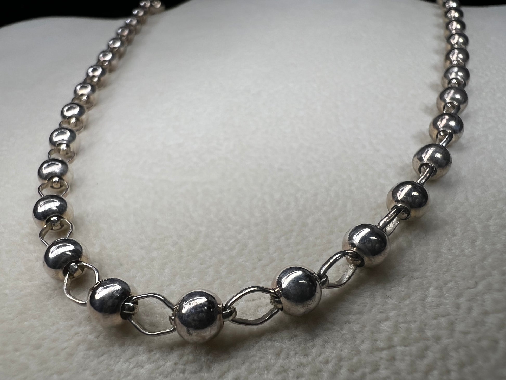 This 16" sterling silver Italian ball and link necklace shines beautifully as the balls reflect light with every movement. Its elegant yet simple design makes it an ideal piece to brighten up any outfit.