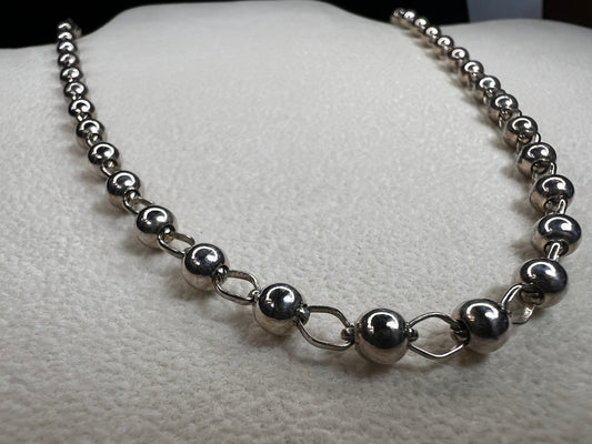 This 16" sterling silver Italian ball and link necklace shines beautifully as the balls reflect light with every movement. Its elegant yet simple design makes it an ideal piece to brighten up any outfit.