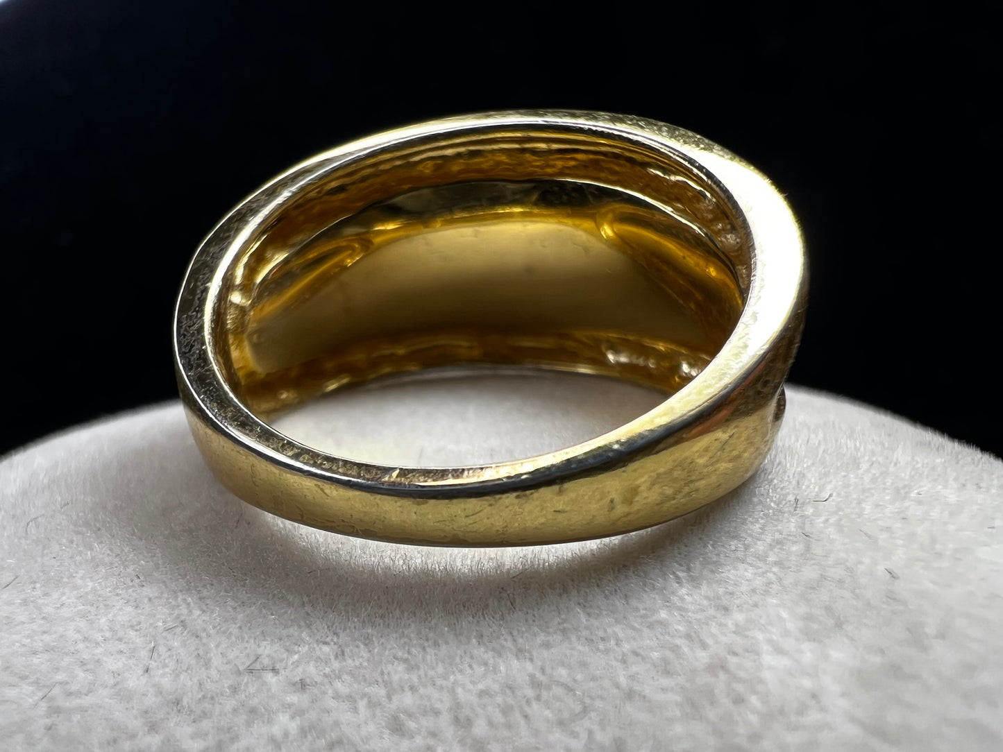 Crafted from sterling silver with a luxurious gold overlay, this ring features a cluster of black crystals nestled within a detailed frame. This piece offers both refined style and enduring sophistication.