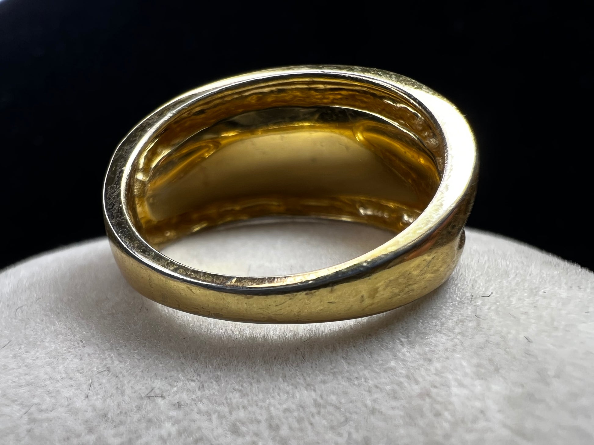 Crafted from sterling silver with a luxurious gold overlay, this ring features a cluster of black crystals nestled within a detailed frame. This piece offers both refined style and enduring sophistication.
