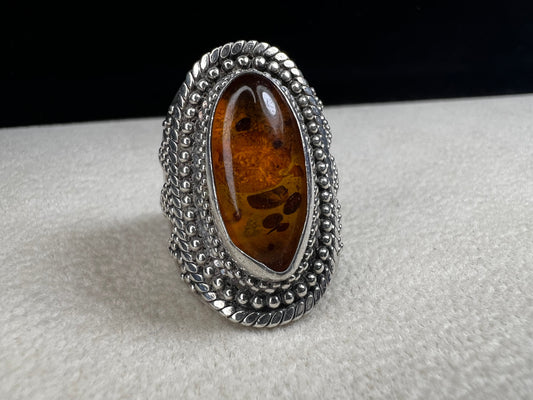 This vintage sterling silver ring features Balinese craftsmanship and a glowing amber cabochon. Made in Indonesia, it blends natural beauty with artisan elegance.