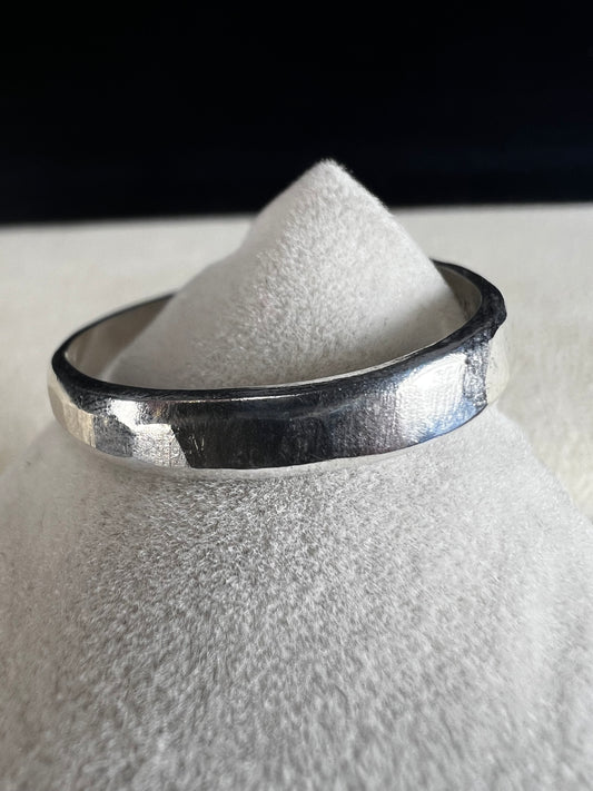 Embrace timeless elegance with this vintage Mexican sterling silver ring. Signed TR-141, it offers a genuine touch of heritage and craftsmanship.