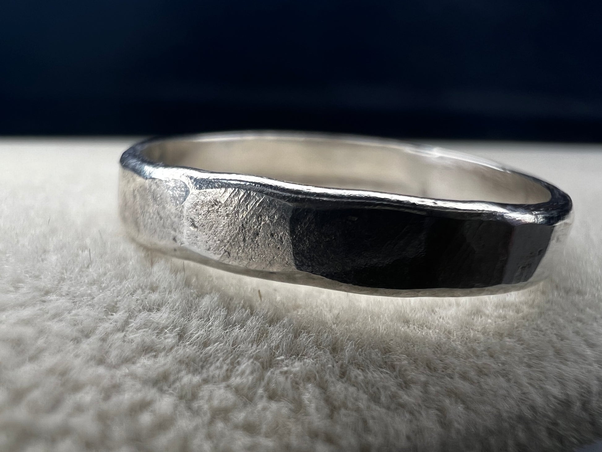 Embrace timeless elegance with this vintage Mexican sterling silver ring. Signed TR-141, it offers a genuine touch of heritage and craftsmanship.