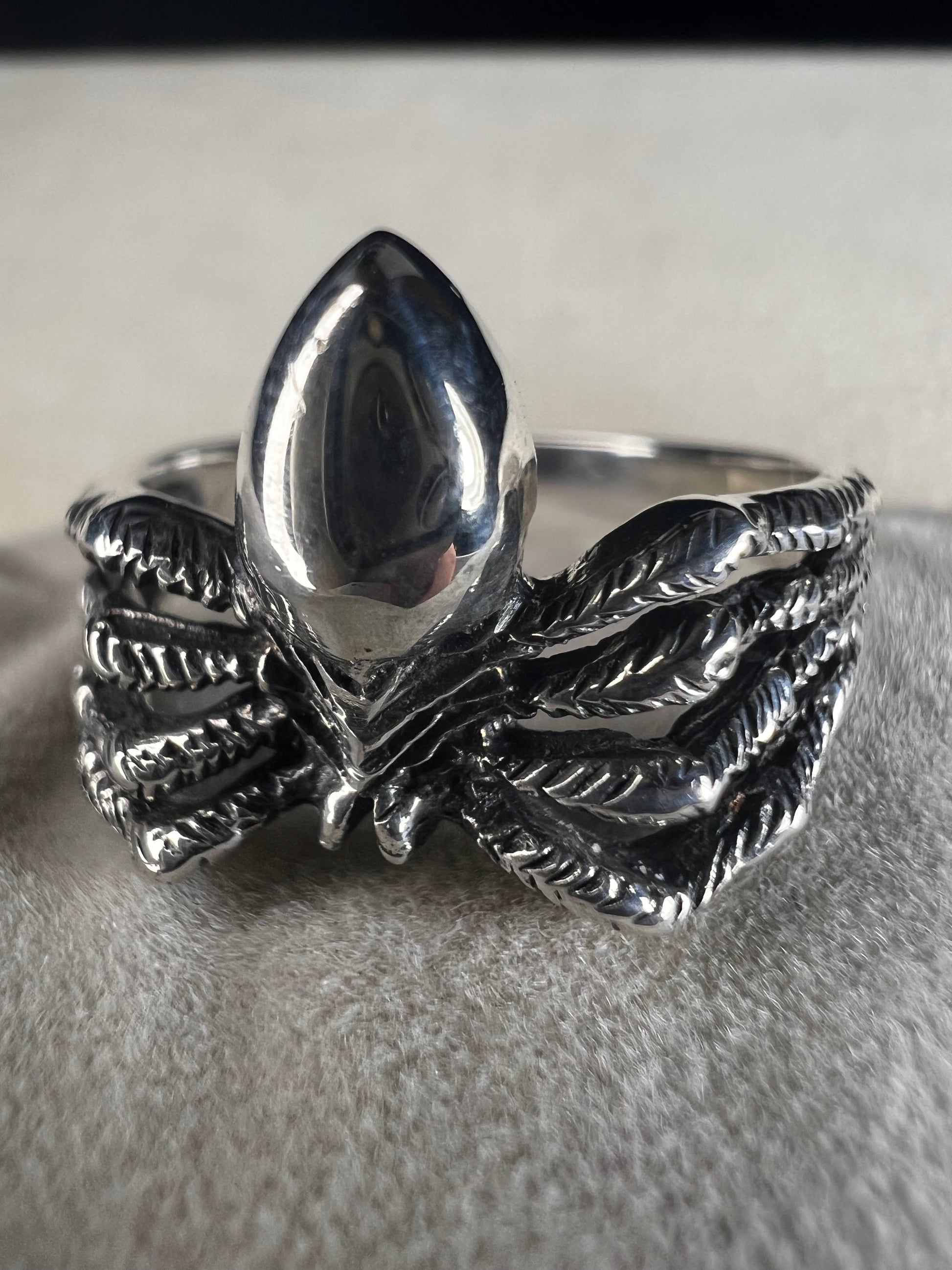 Crafted from sterling silver, this realistically detailed spider ring offers a unique and striking accessory for special occasions. Its intricate design adds a distinctive touch, making it a perfect choice for those who want to express their bold style with confidence.