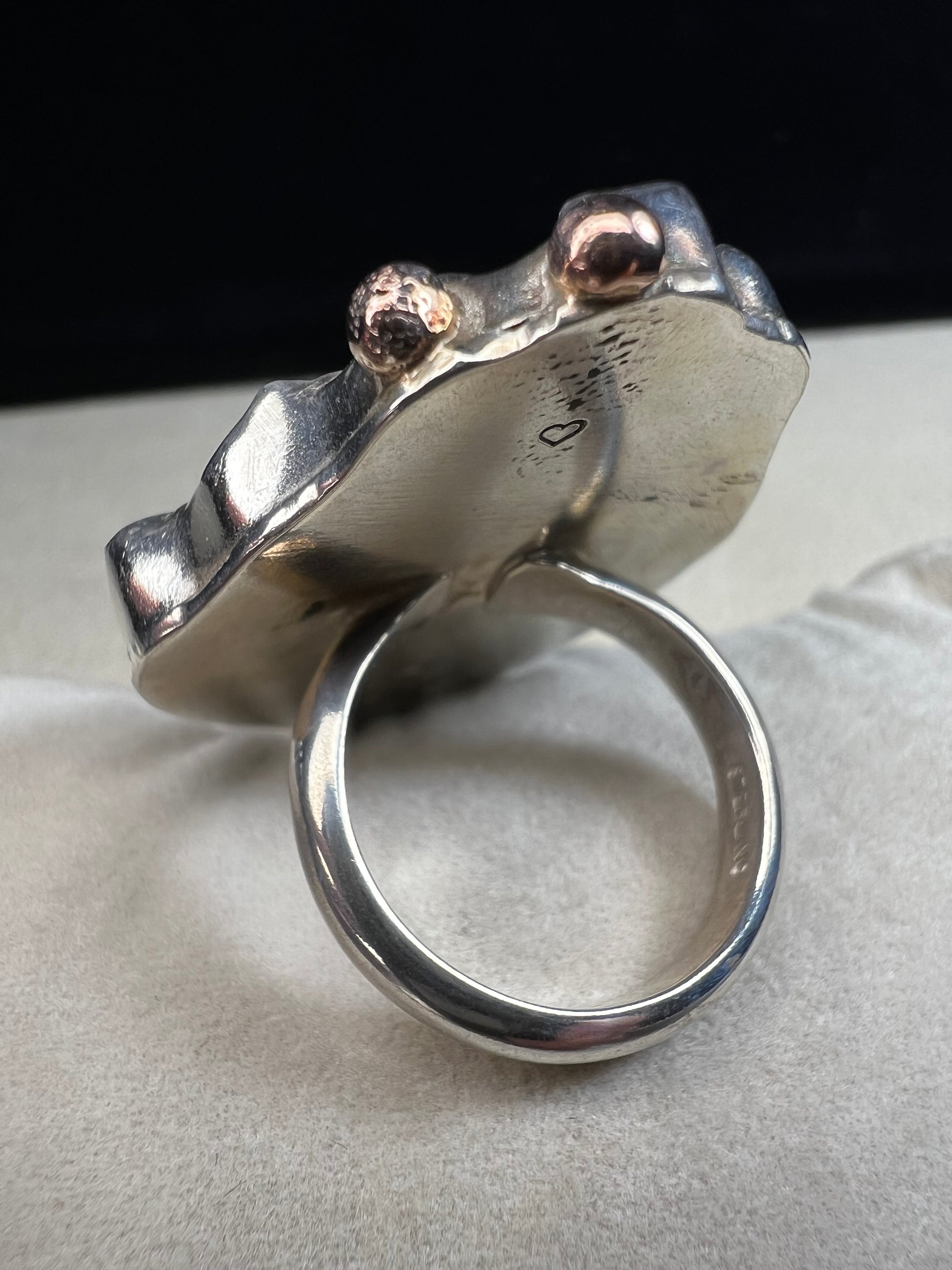 This exquisite ring by Loving Anvil showcases a natural druzy agate slice wrapped in fine sterling silver. Delicately embellished with two small gold accents, the design highlights the stone’s unique open space, creating a one-of-a-kind piece.