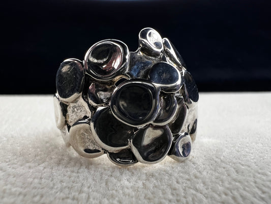 This sterling silver ring by Israeli designer Hagit Gorali is expertly crafted to reflect light beautifully, enhancing your style with a radiant and elegant glow.