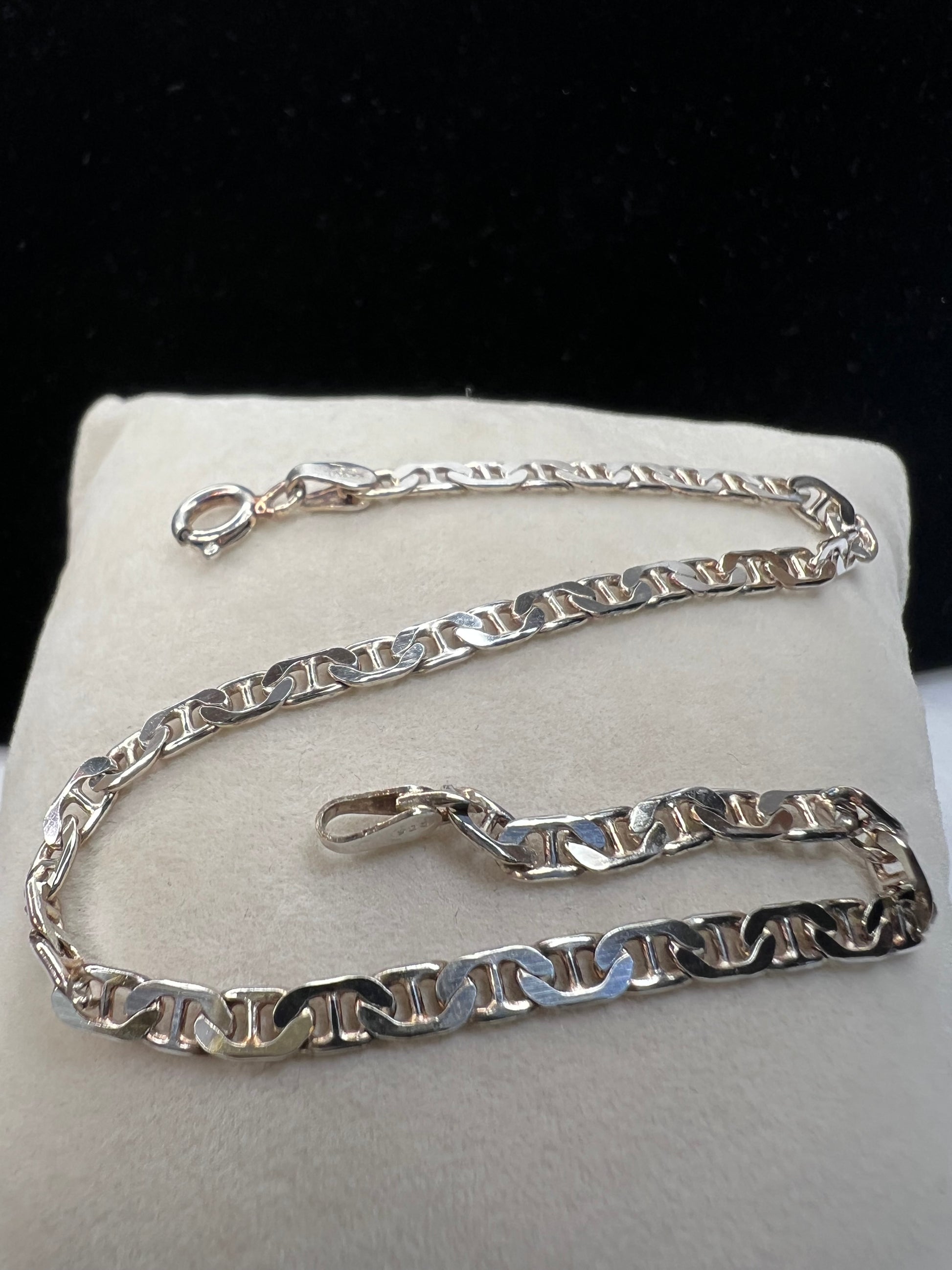 This sterling silver mariner link bracelet is a perfect addition to your jewelry collection. It’s an easy everyday piece that adds a little shine without trying too hard.