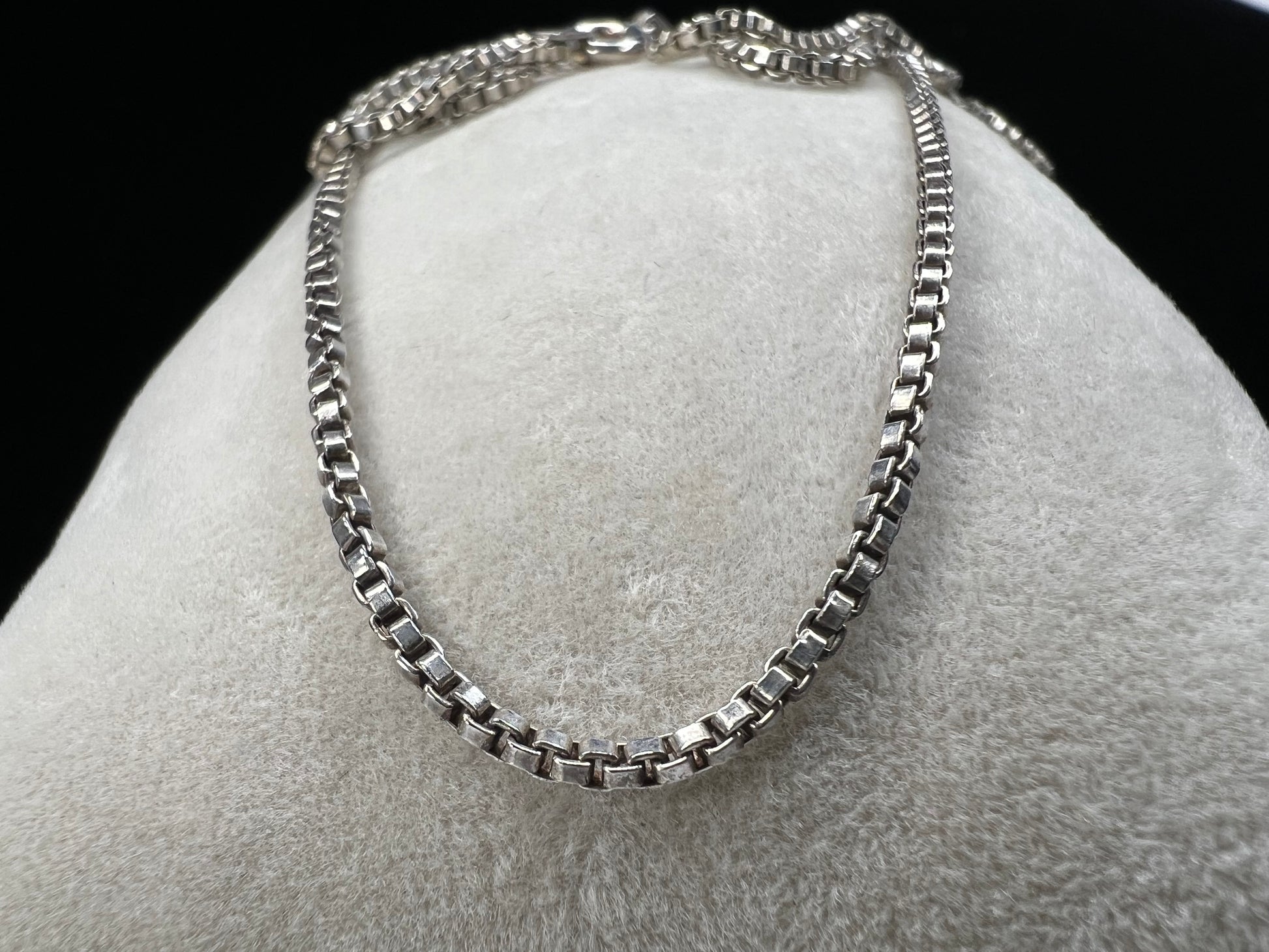 This sterling silver box chain necklace is a must-have for any jewelry collection. Whether for everyday wear or special occasions, this piece will add stylish elegance to any outfit.