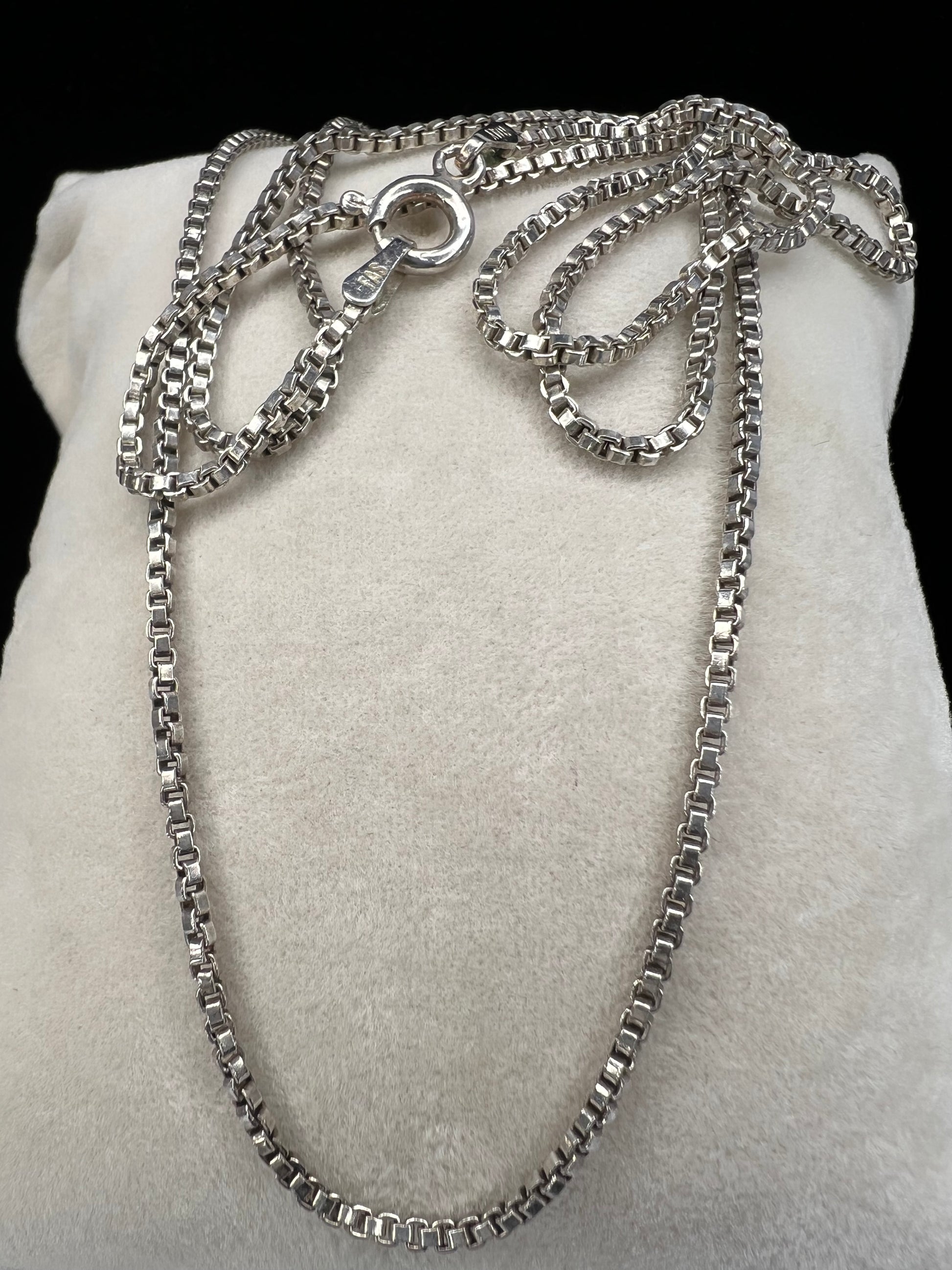 This sterling silver box chain necklace is a must-have for any jewelry collection. Whether for everyday wear or special occasions, this piece will add stylish elegance to any outfit.