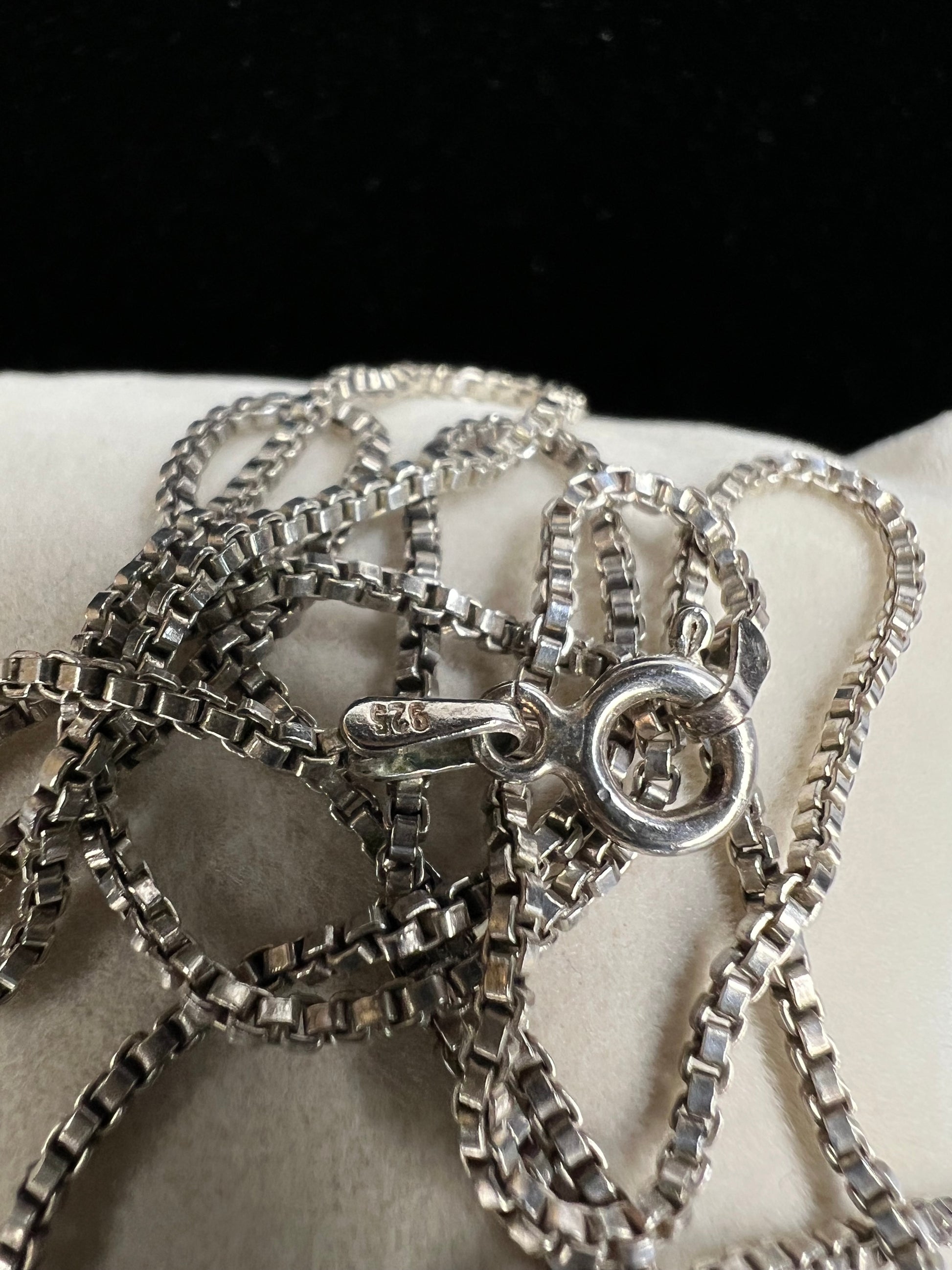 This sterling silver box chain necklace is a must-have for any jewelry collection. Whether for everyday wear or special occasions, this piece will add stylish elegance to any outfit.