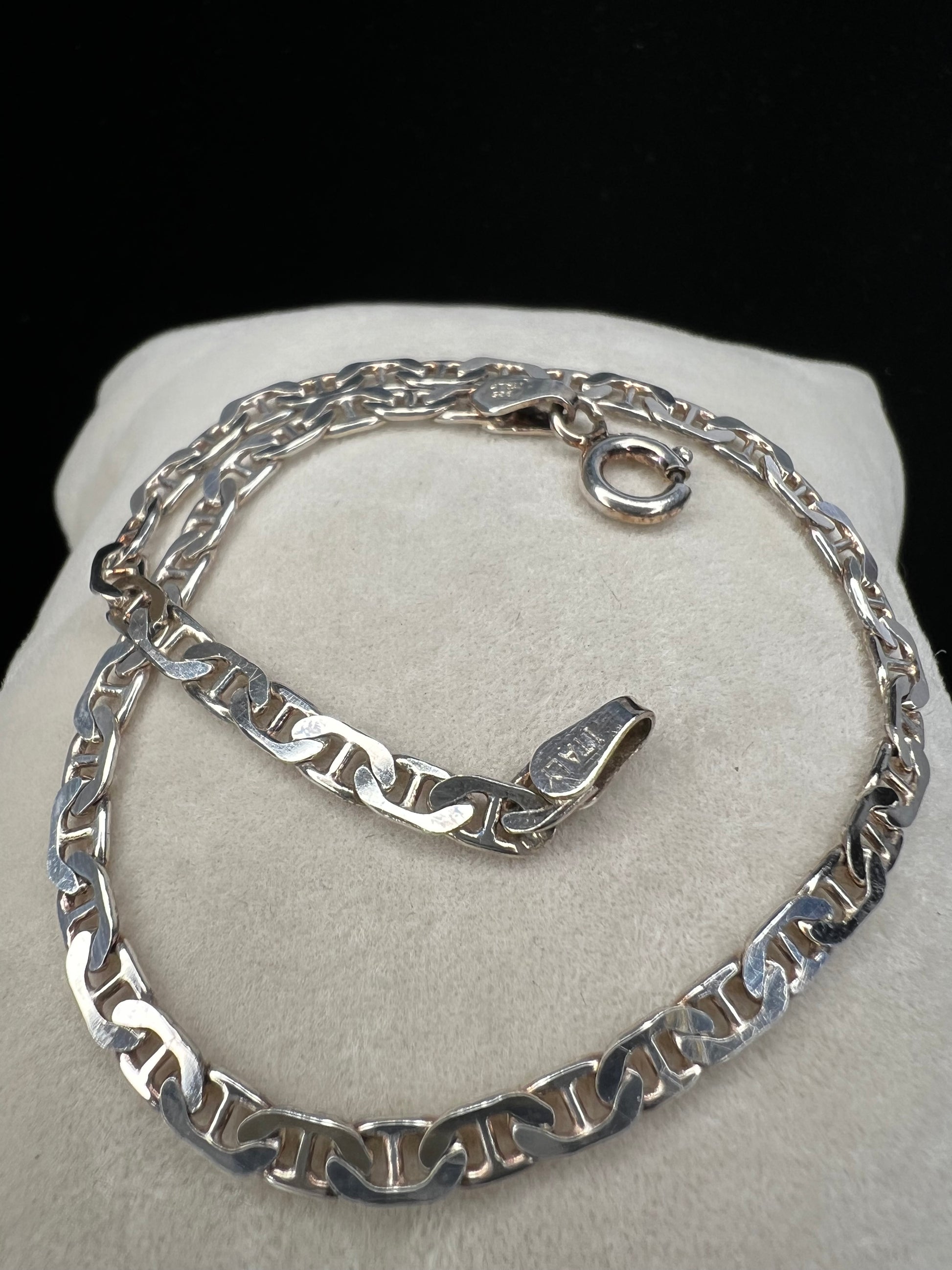 This sterling silver mariner link bracelet is a perfect addition to your jewelry collection. It’s an easy everyday piece that adds a little shine without trying too hard.