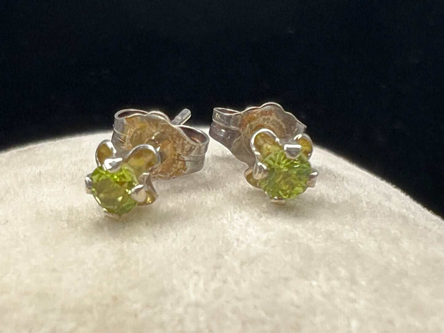 These delicate stud earrings feature sterling silver paired with small natural green stones, offering a subtle yet refreshing splash of color. Their elegant design makes them perfect for everyday wear.