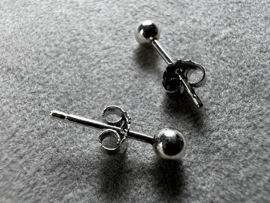 These sterling silver petite ball stud earrings bring a playful sparkle to your look. They’re perfect for everyday wear or adding a subtle shine to any outfit.
