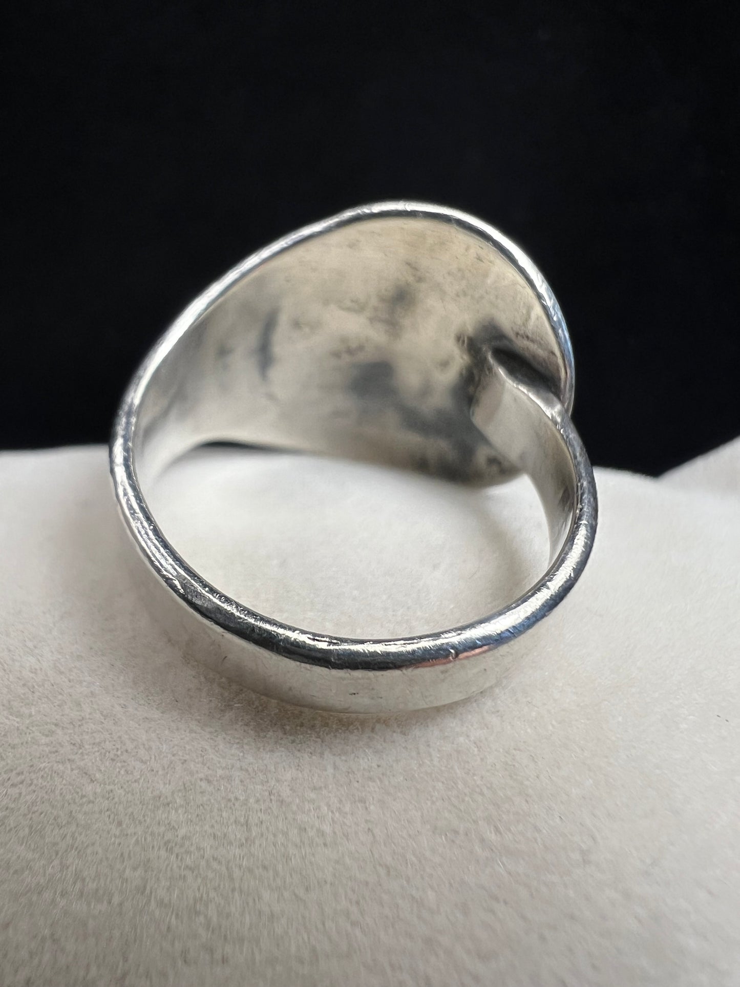 This expertly crafted vintage sterling silver ring, signed LB, showcases intricate detailing that captures timeless elegance. Accented with turquoise chips, it offers a distinctive and striking look, perfect for collectors or anyone seeking a unique piece with authentic vintage charm.