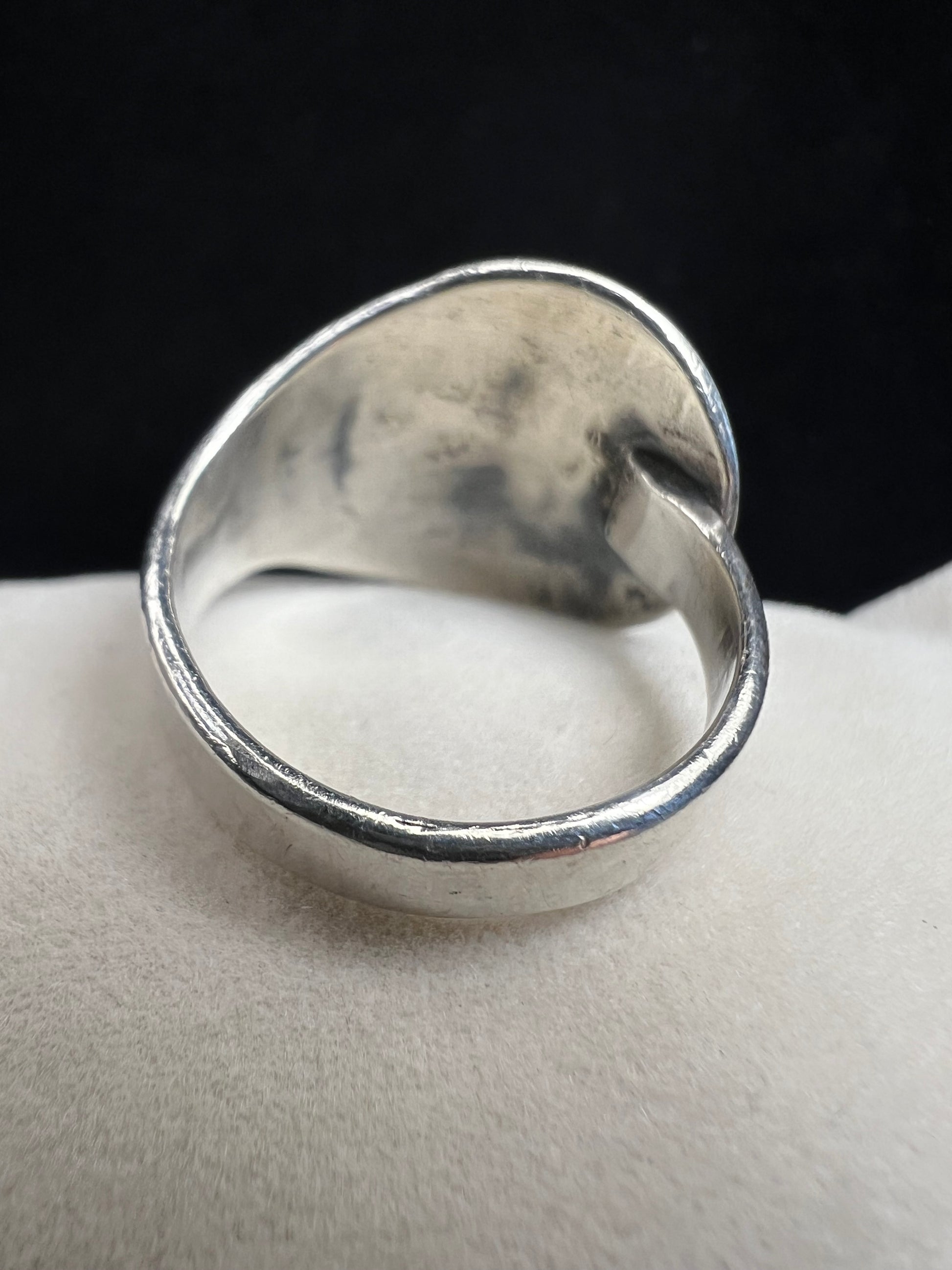 This expertly crafted vintage sterling silver ring, signed LB, showcases intricate detailing that captures timeless elegance. Accented with turquoise chips, it offers a distinctive and striking look, perfect for collectors or anyone seeking a unique piece with authentic vintage charm.