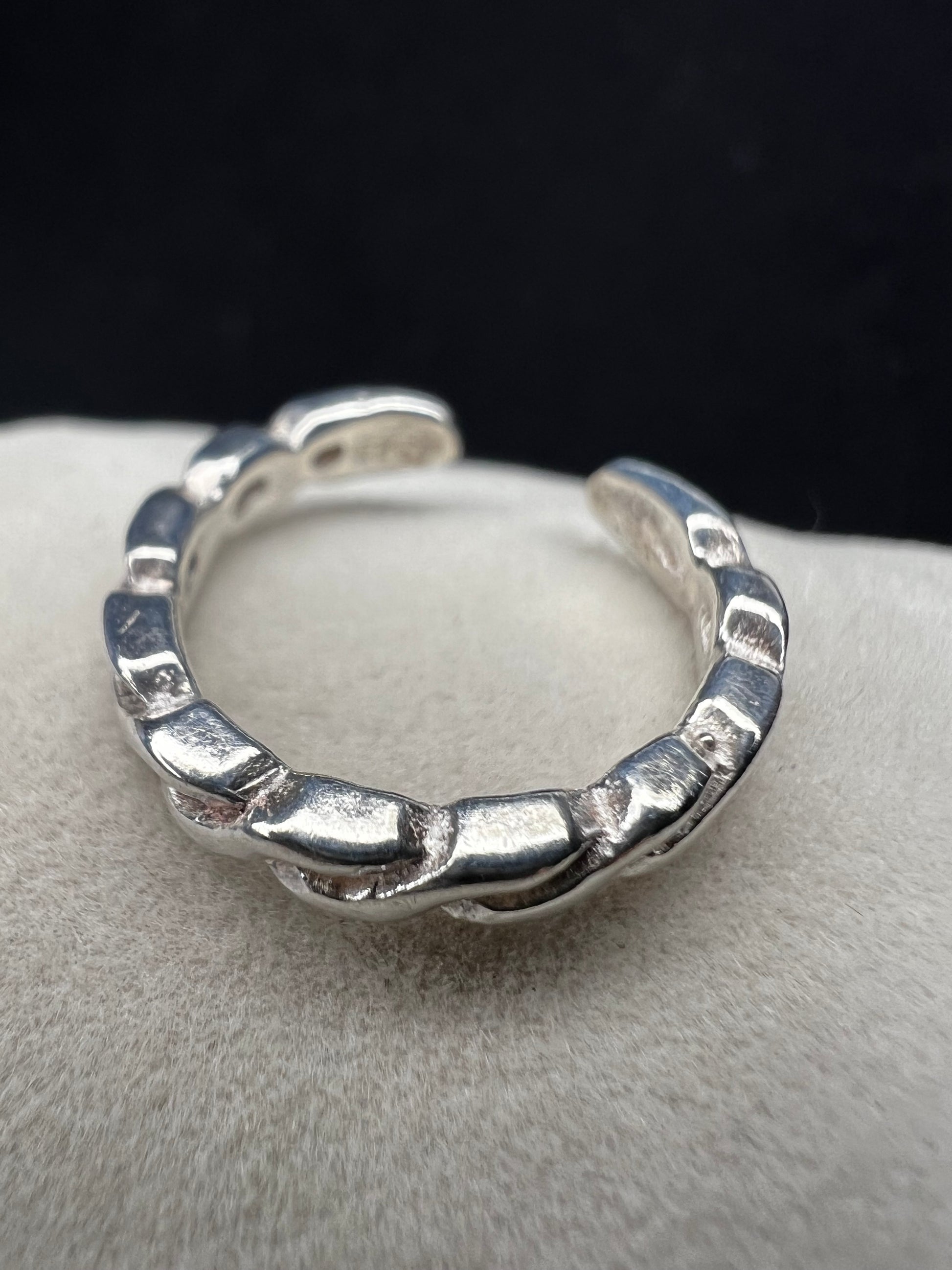 This braided sterling silver toe ring features a contemporary twisted design, ideal for adding a stylish touch to your look at the beach or pool.