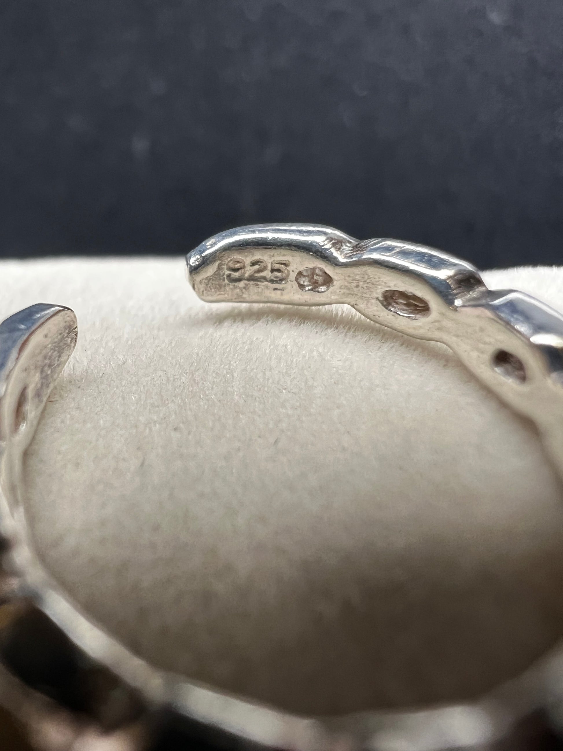 This braided sterling silver toe ring features a contemporary twisted design, ideal for adding a stylish touch to your look at the beach or pool.