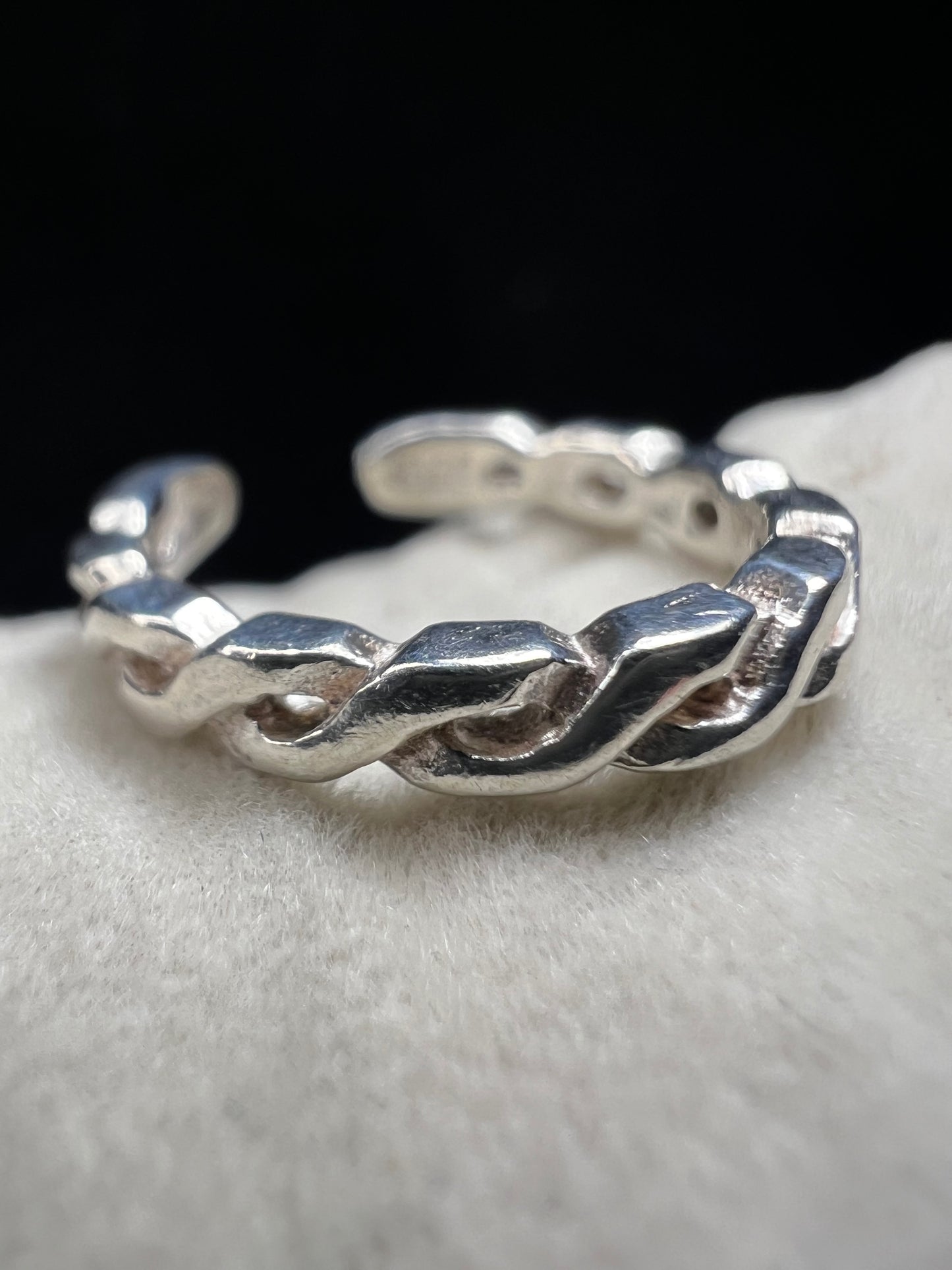 This braided sterling silver toe ring features a contemporary twisted design, ideal for adding a stylish touch to your look at the beach or pool.